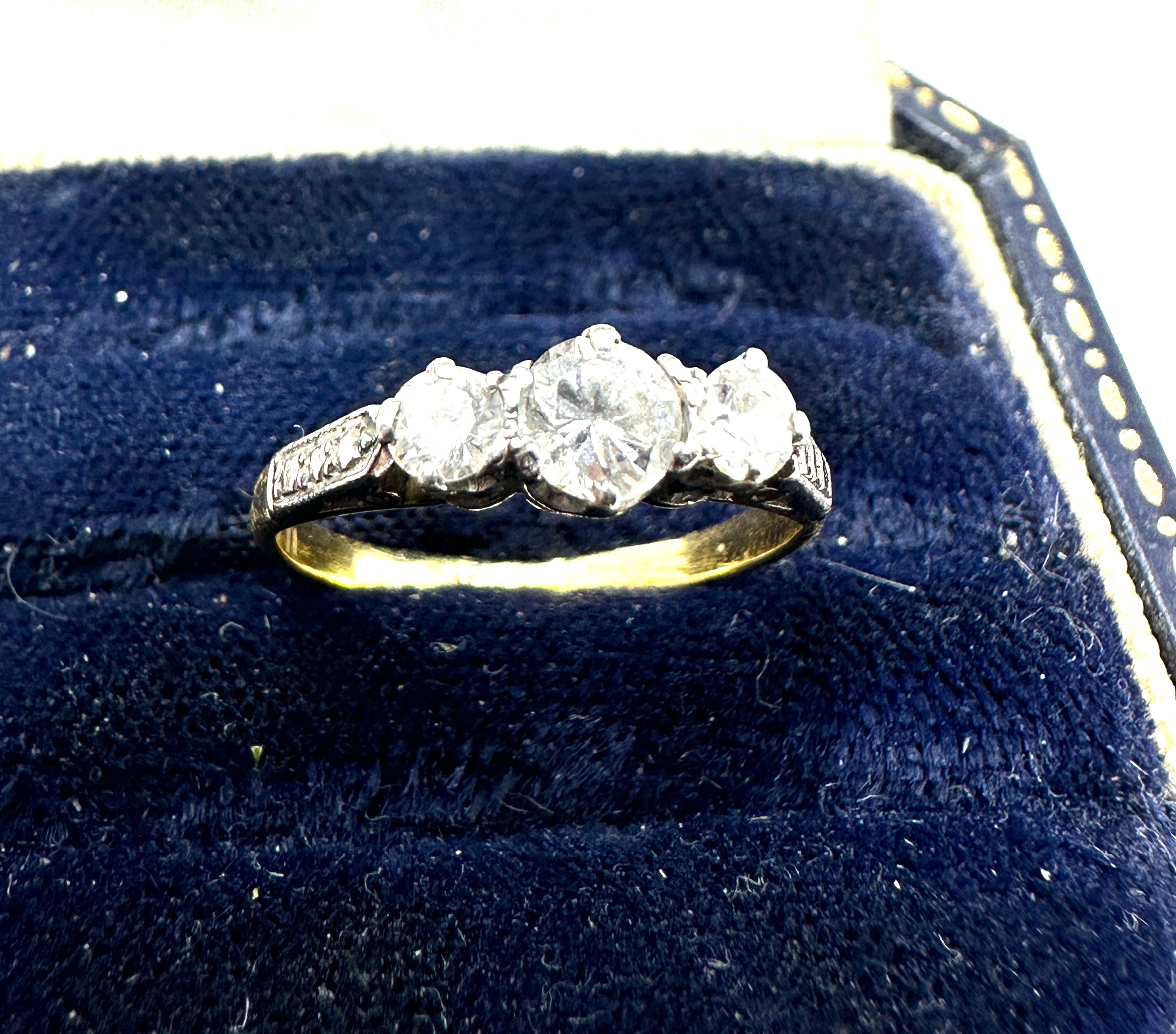 18ct gold 3 stone diamond ring with diamond shoulders weight 1.6g