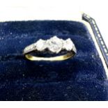 18ct gold 3 stone diamond ring with diamond shoulders weight 1.6g