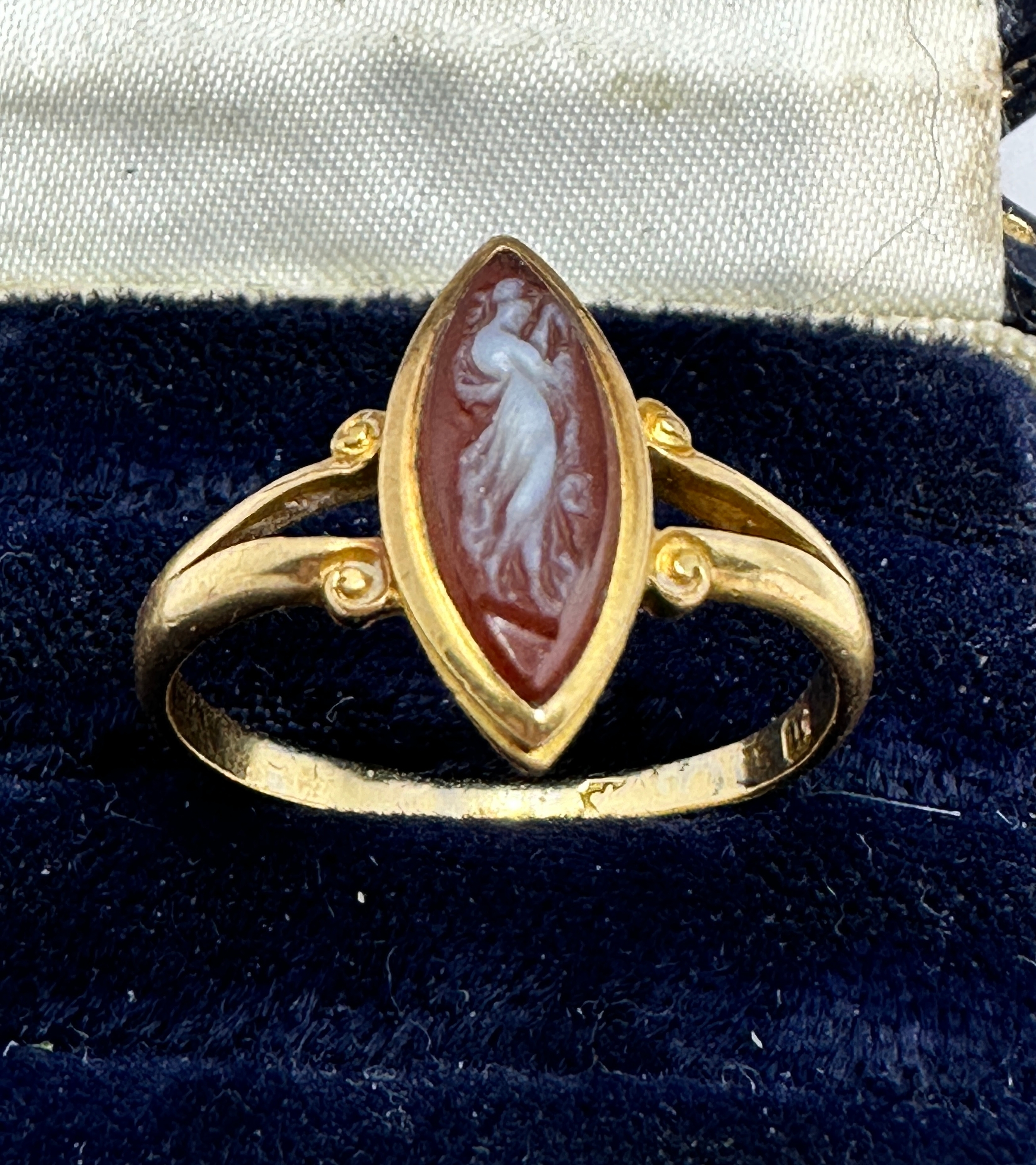 Victorian 18ct gold hard stone cameo ring weight 3.2g