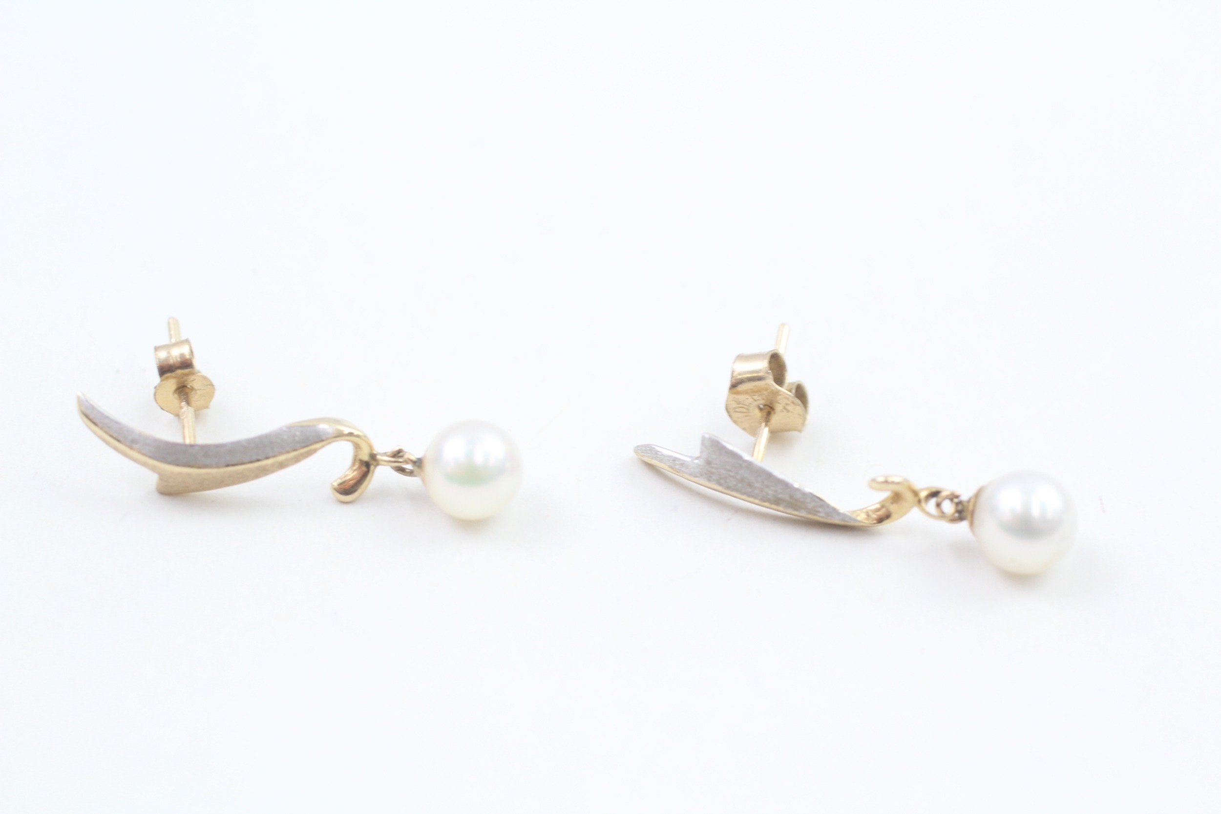 14ct gold bi-colour cultured pearl drop earrings with 9ct scroll backs (1.6g)