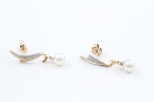 14ct gold bi-colour cultured pearl drop earrings with 9ct scroll backs (1.6g)