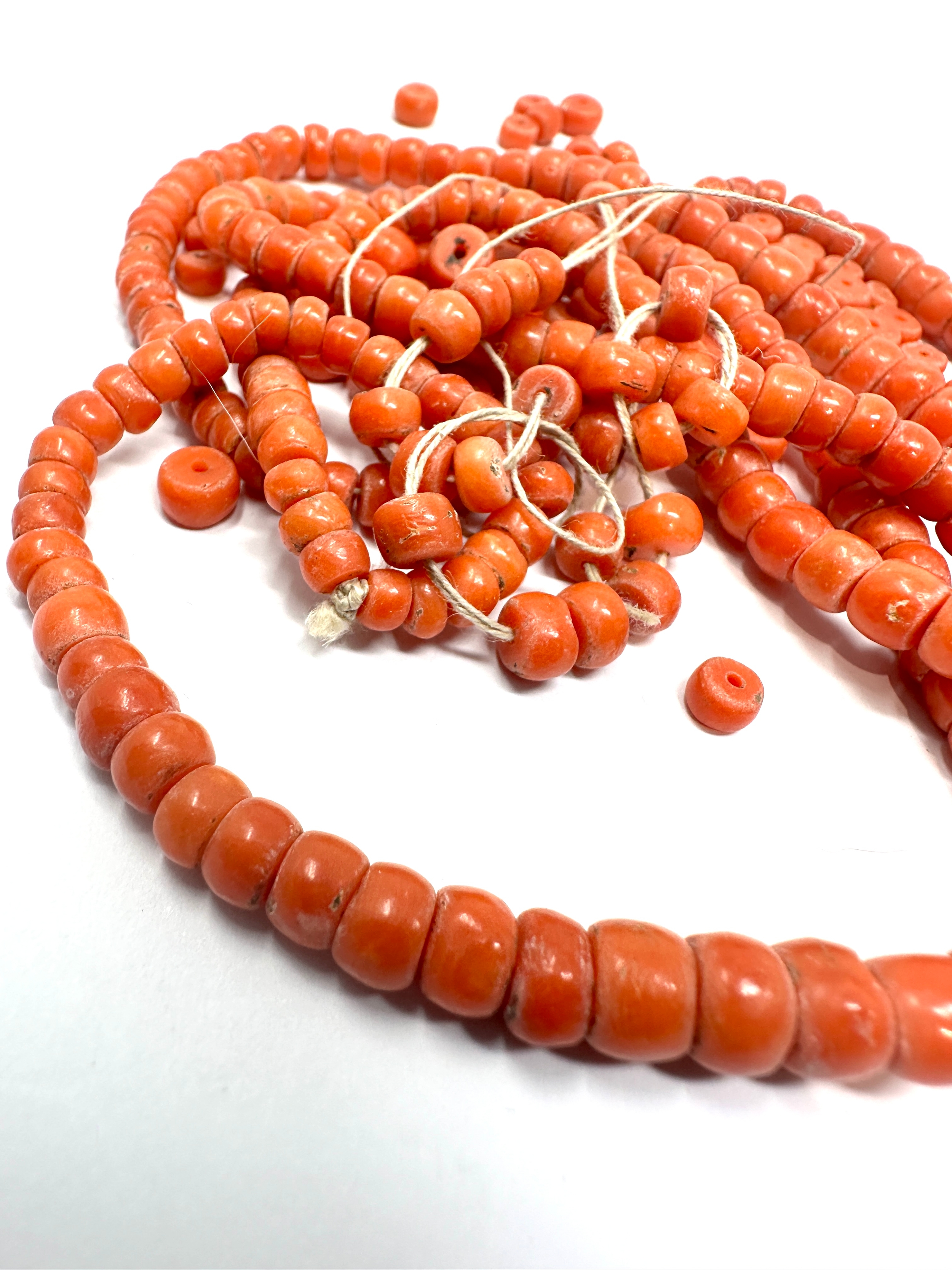 Antique long coral bead necklace for restringing weight 56g - Image 2 of 4