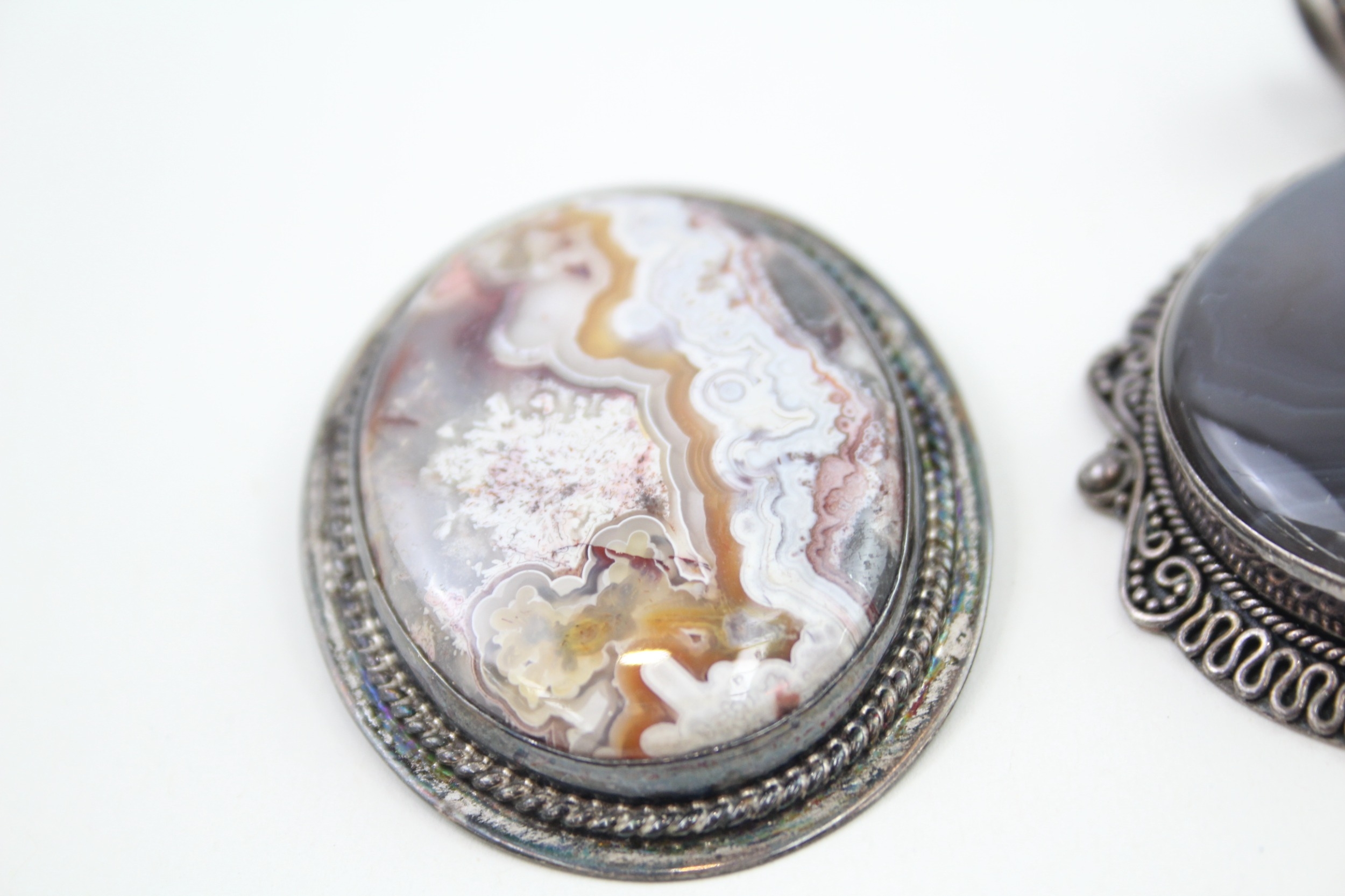 Three silver mounted agate jewellery pieces (68g) - Image 5 of 5