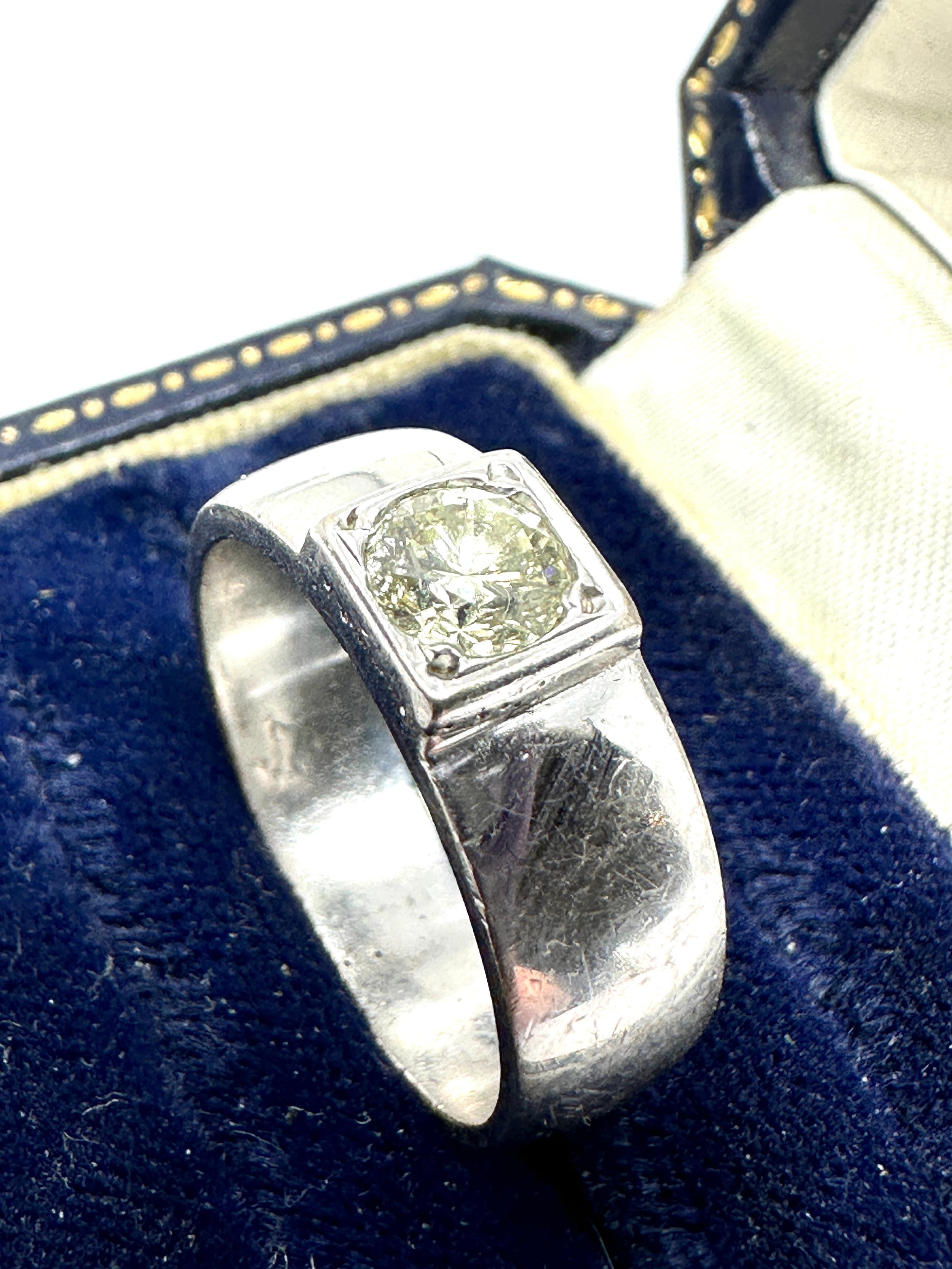 18ct gold diamond band ring diamond measures approx 5.25mm est 50-60 pt diamond weight of ring 8.5g - Image 3 of 4