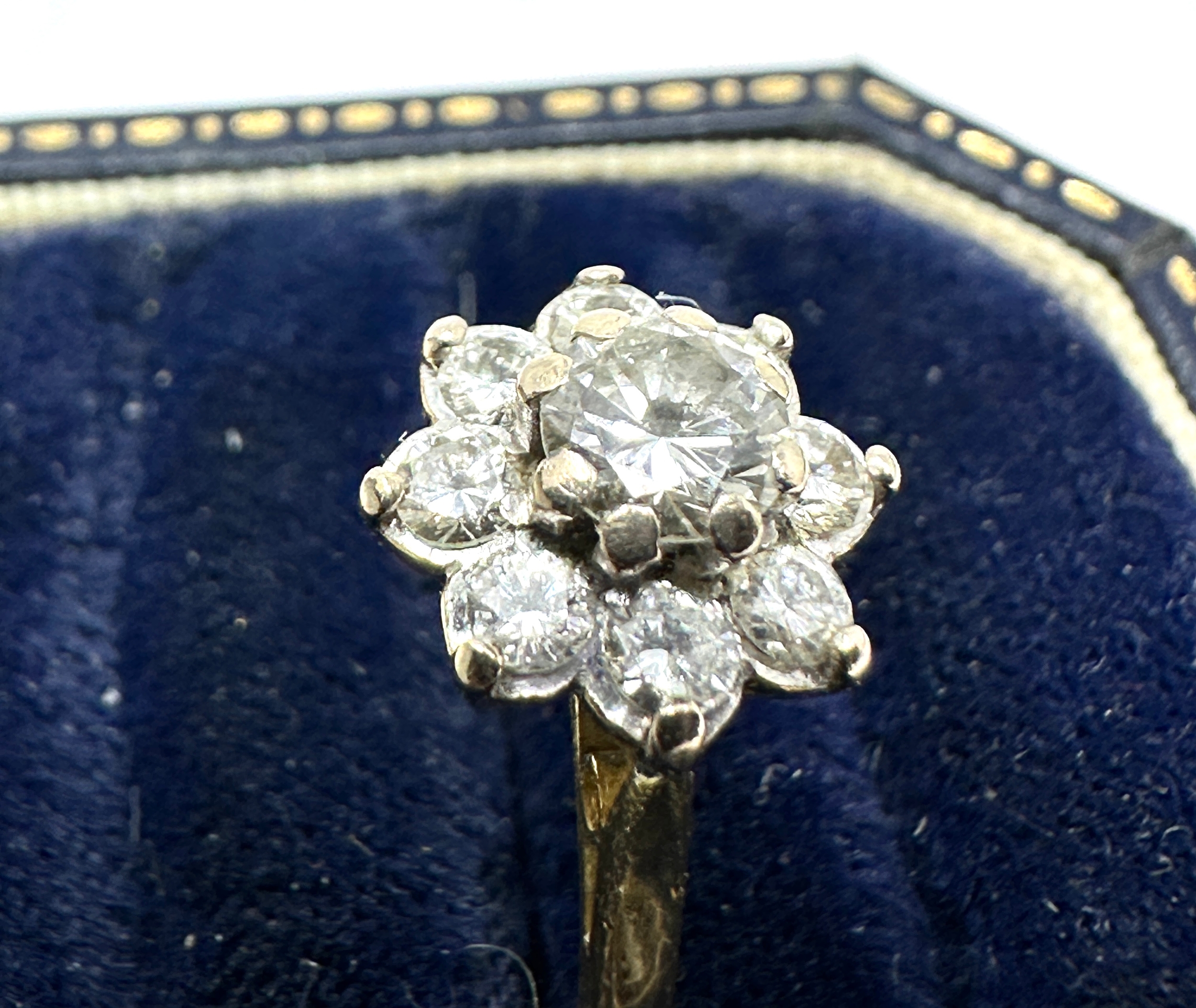 18ct gold diamond cluster ring est approx .90 of diamonds central diamond measures 5mm dia weight - Image 3 of 4
