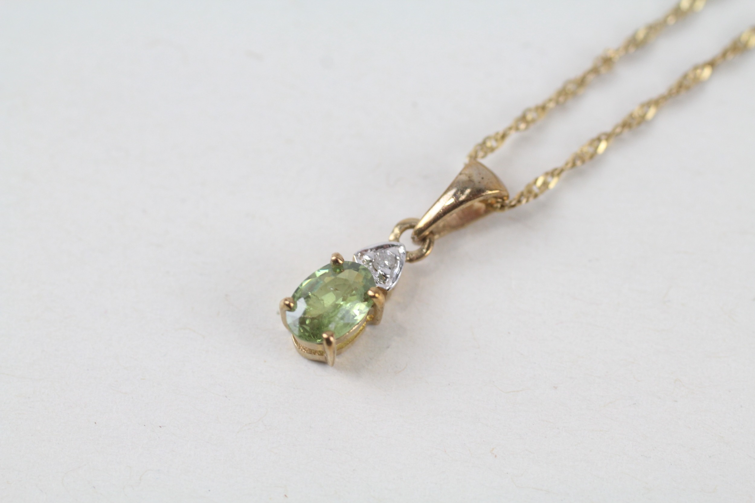 9ct gold green peridot pate & diamond pendant necklace (1.5g) - Image 2 of 4