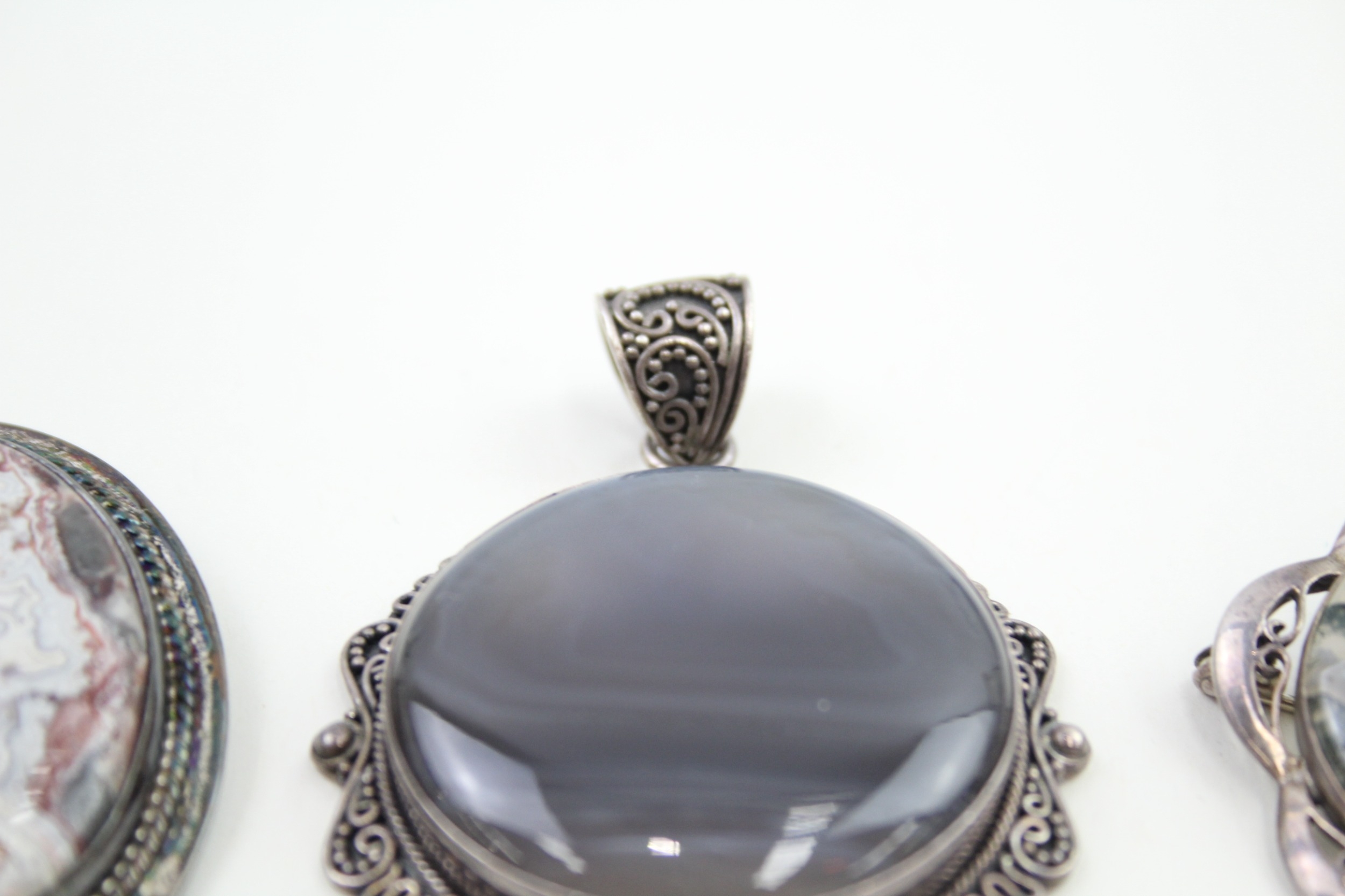 Three silver mounted agate jewellery pieces (68g) - Image 3 of 5