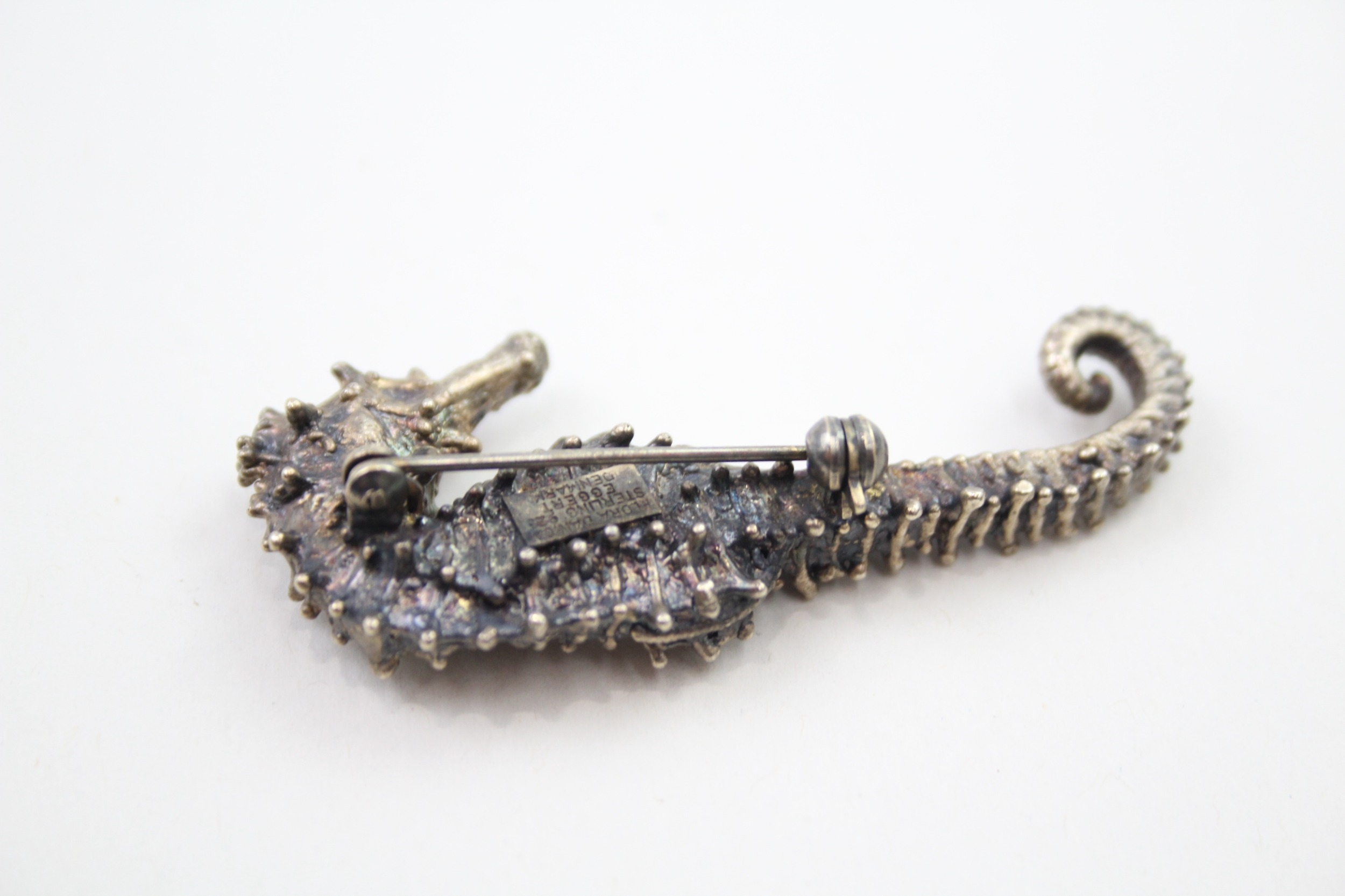 A silver cast seahorse brooch by Flora Danica, Denmark (7g) - Image 4 of 4