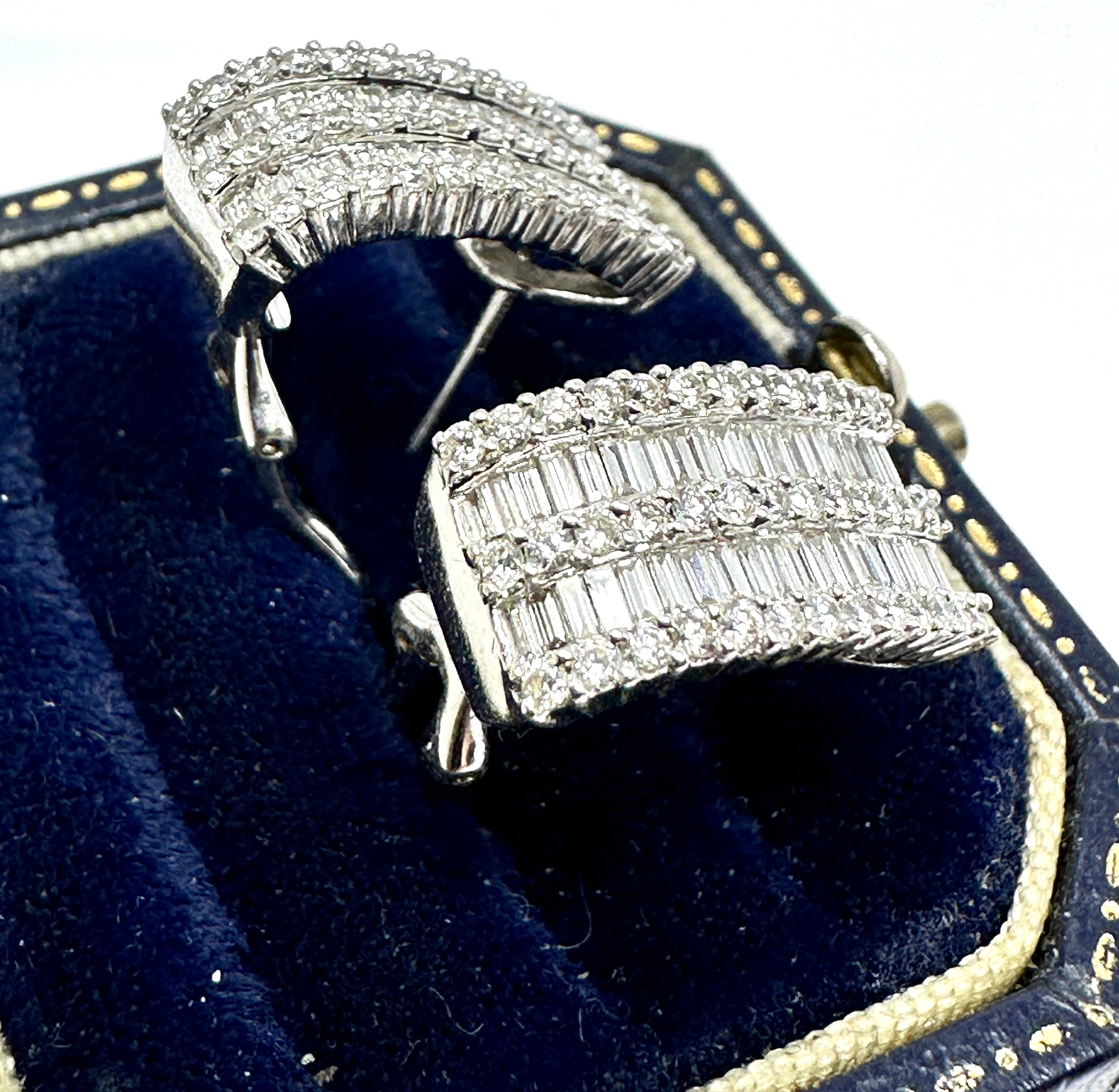 Fine 18ct white gold diamond earrings 1.76ct of diamonds weight 10g - Image 4 of 4