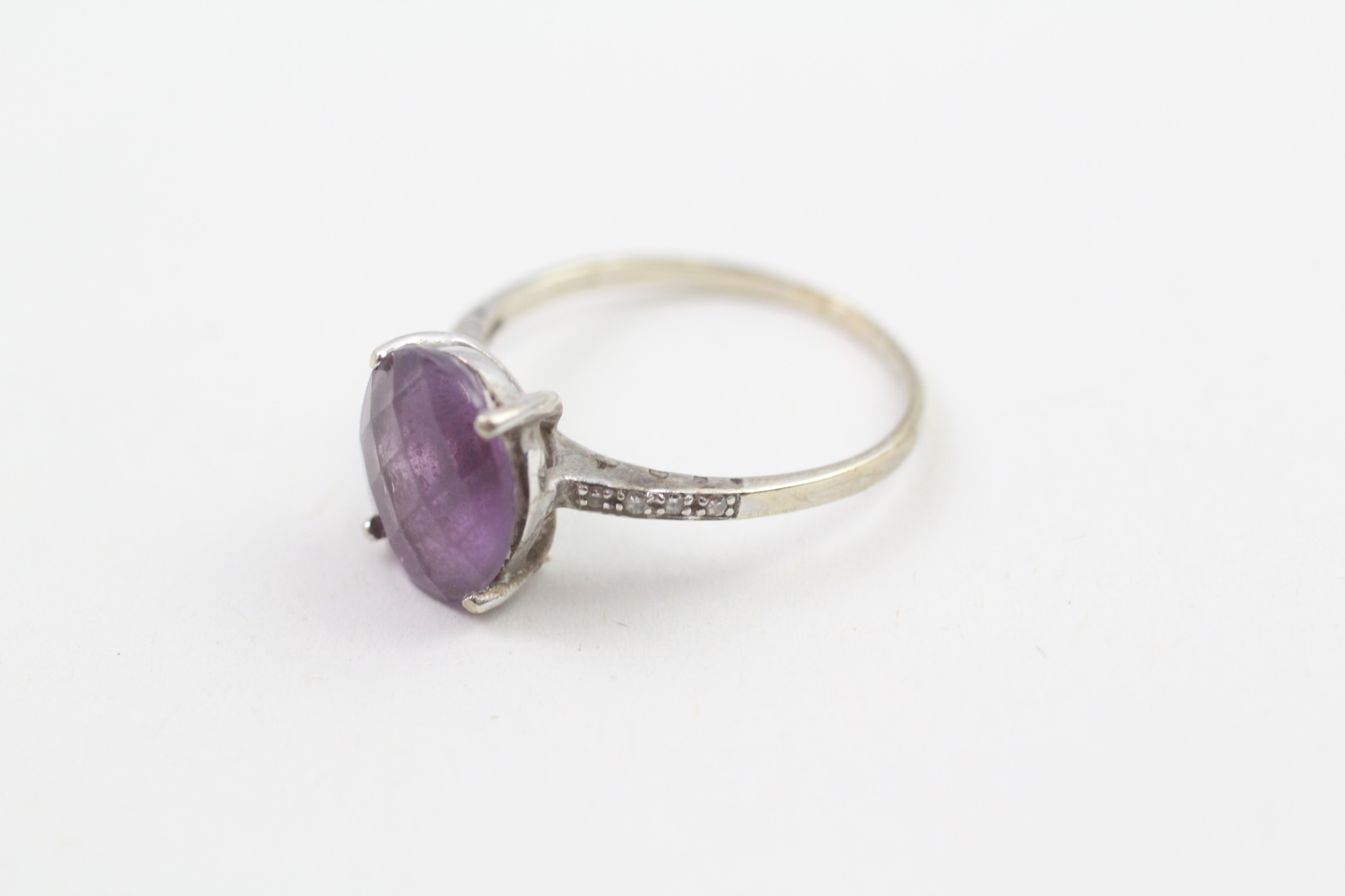 9ct white gold faceted amethyst & diamond shoulders dress ring (2.1g) - Image 2 of 5