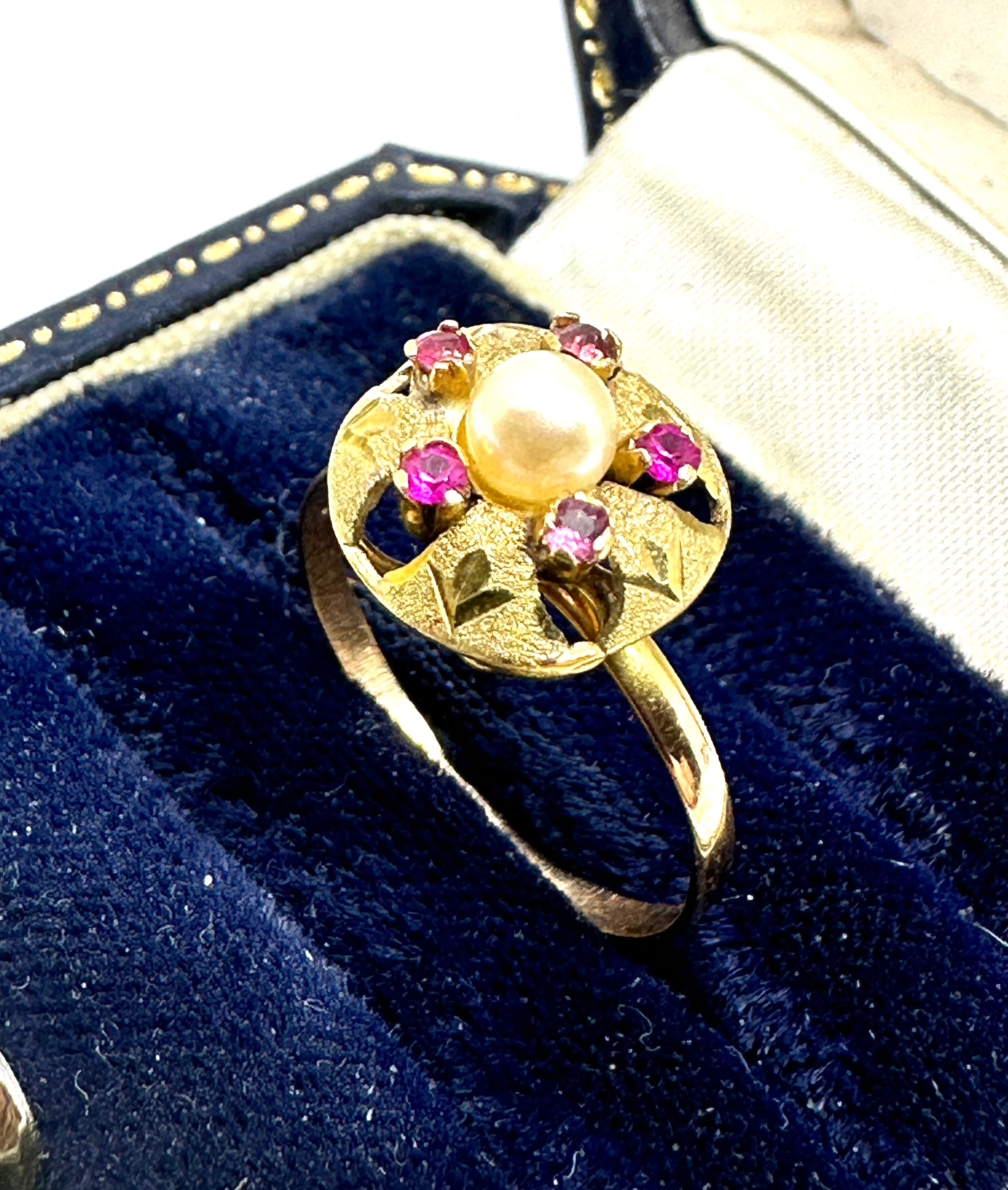 Vintage 18ct gold ruby & pearl ring weight 1.3g - Image 3 of 4