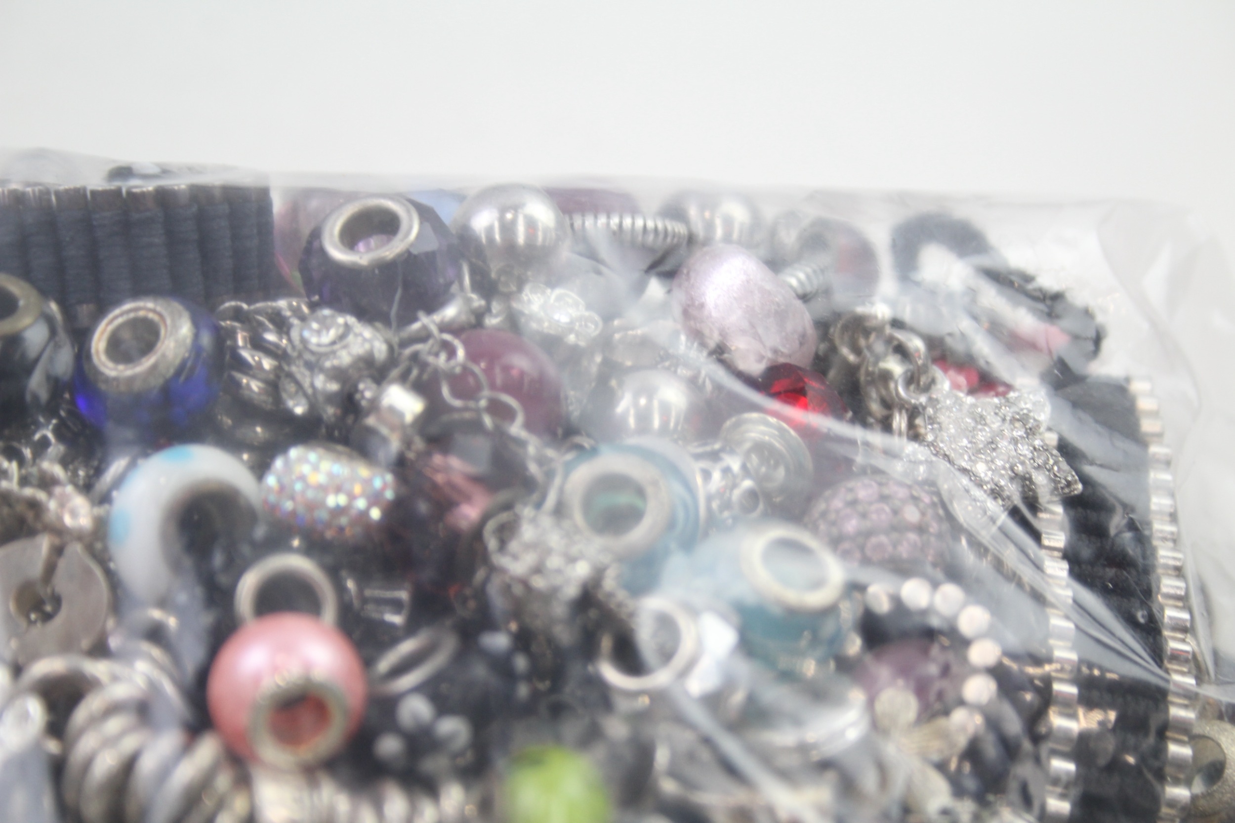 1.5kg Assorted fashion bracelets and charms - Image 4 of 6