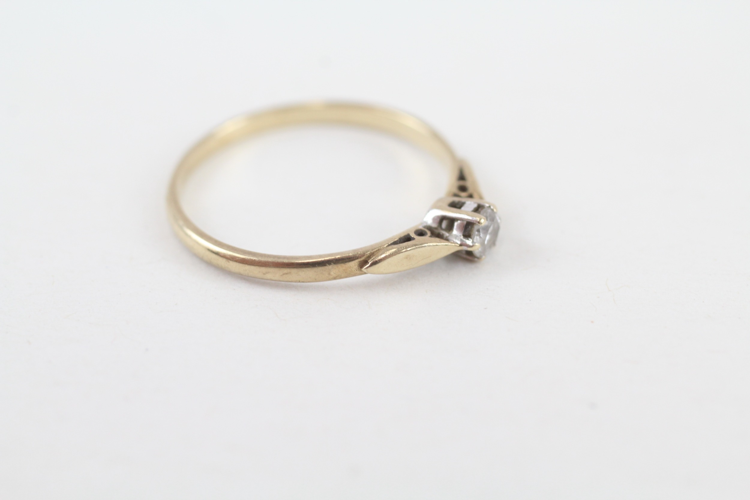 9ct gold vintage round brilliant cut diamond solitaire ring (1.1g) - Image 2 of 4