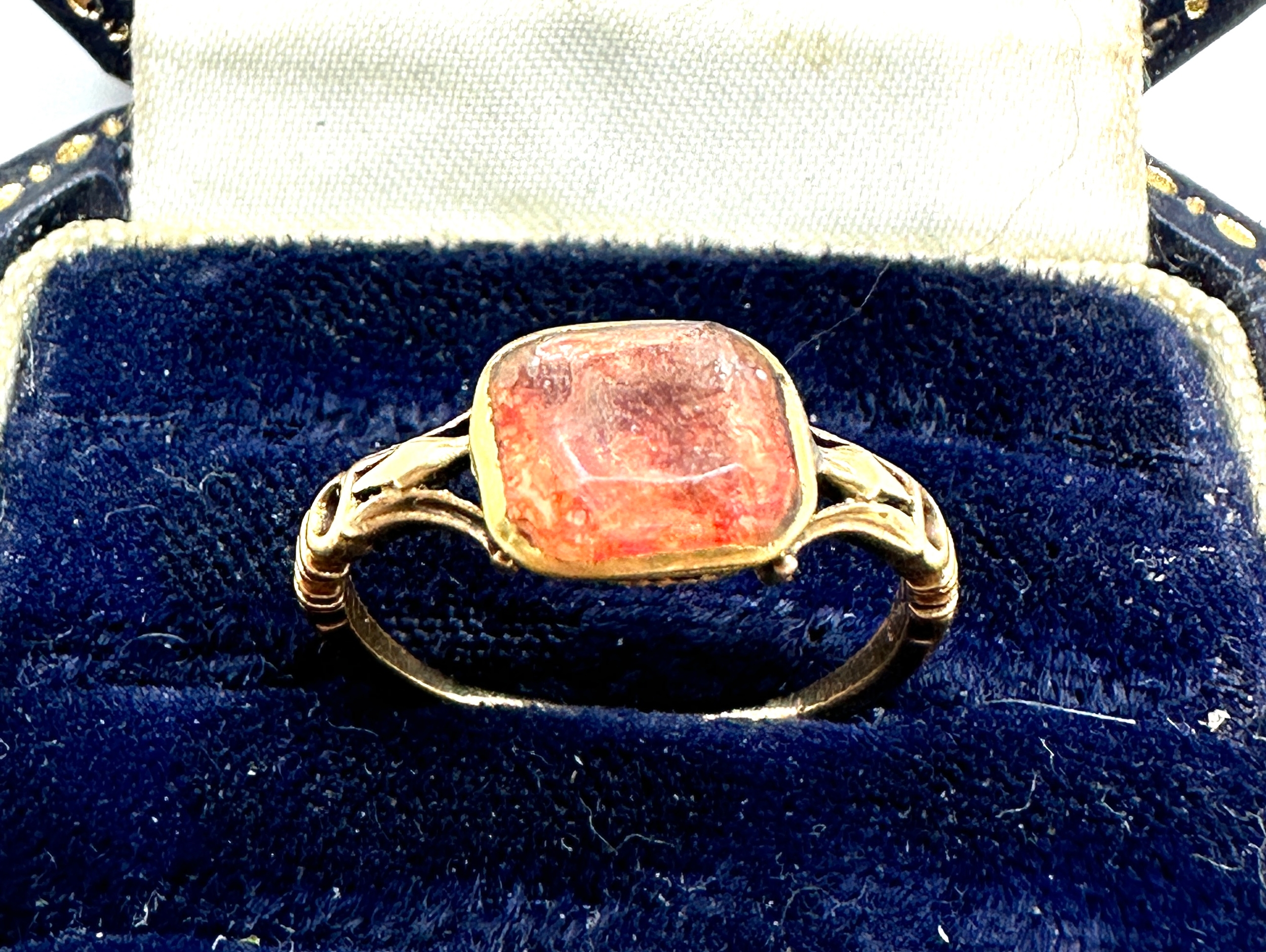 Antique gold georgian pink garnet ring weight 2.7g