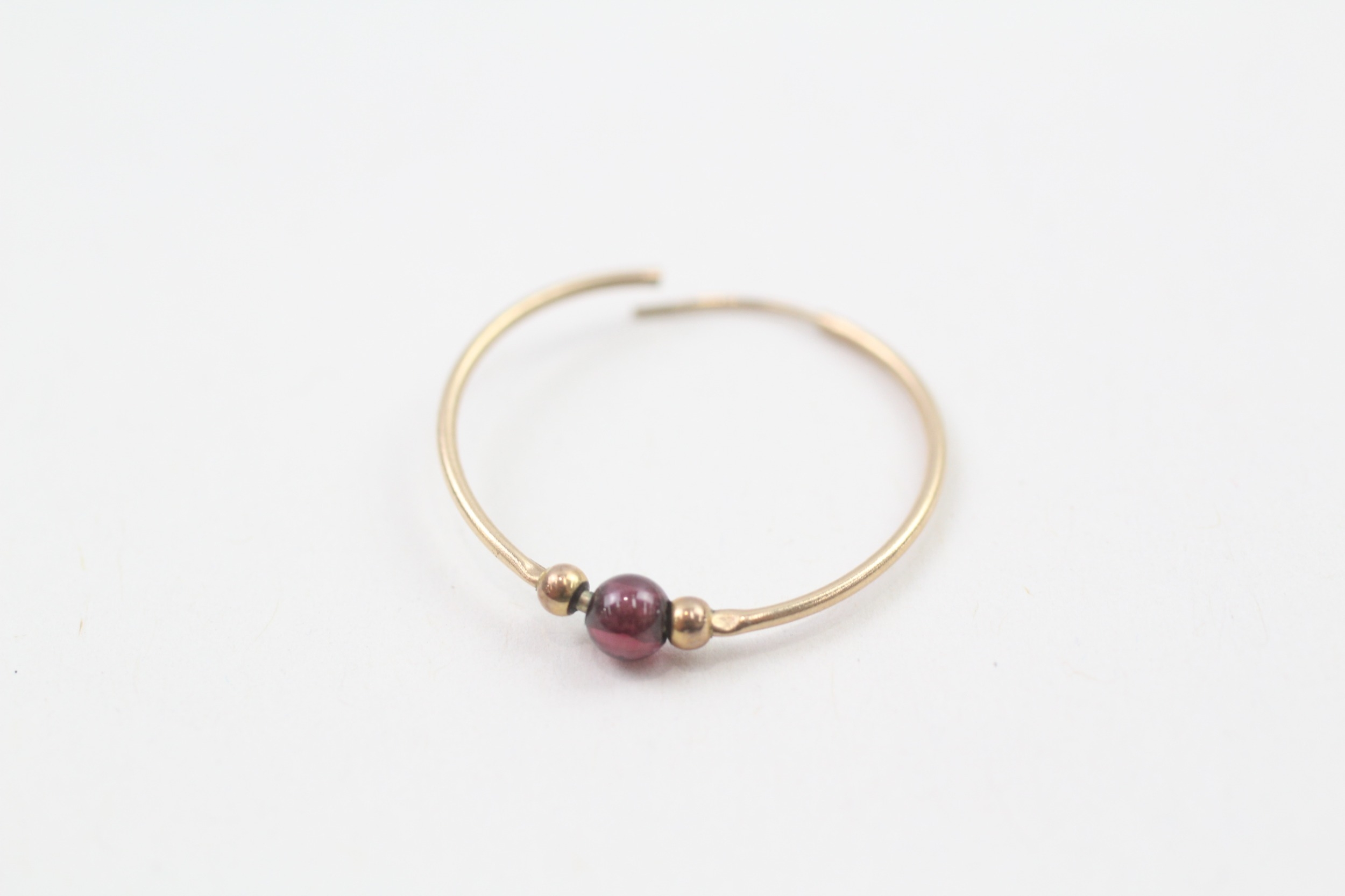 9ct gold garnet single bead round full hoop earrings (0.5g) - Image 2 of 4