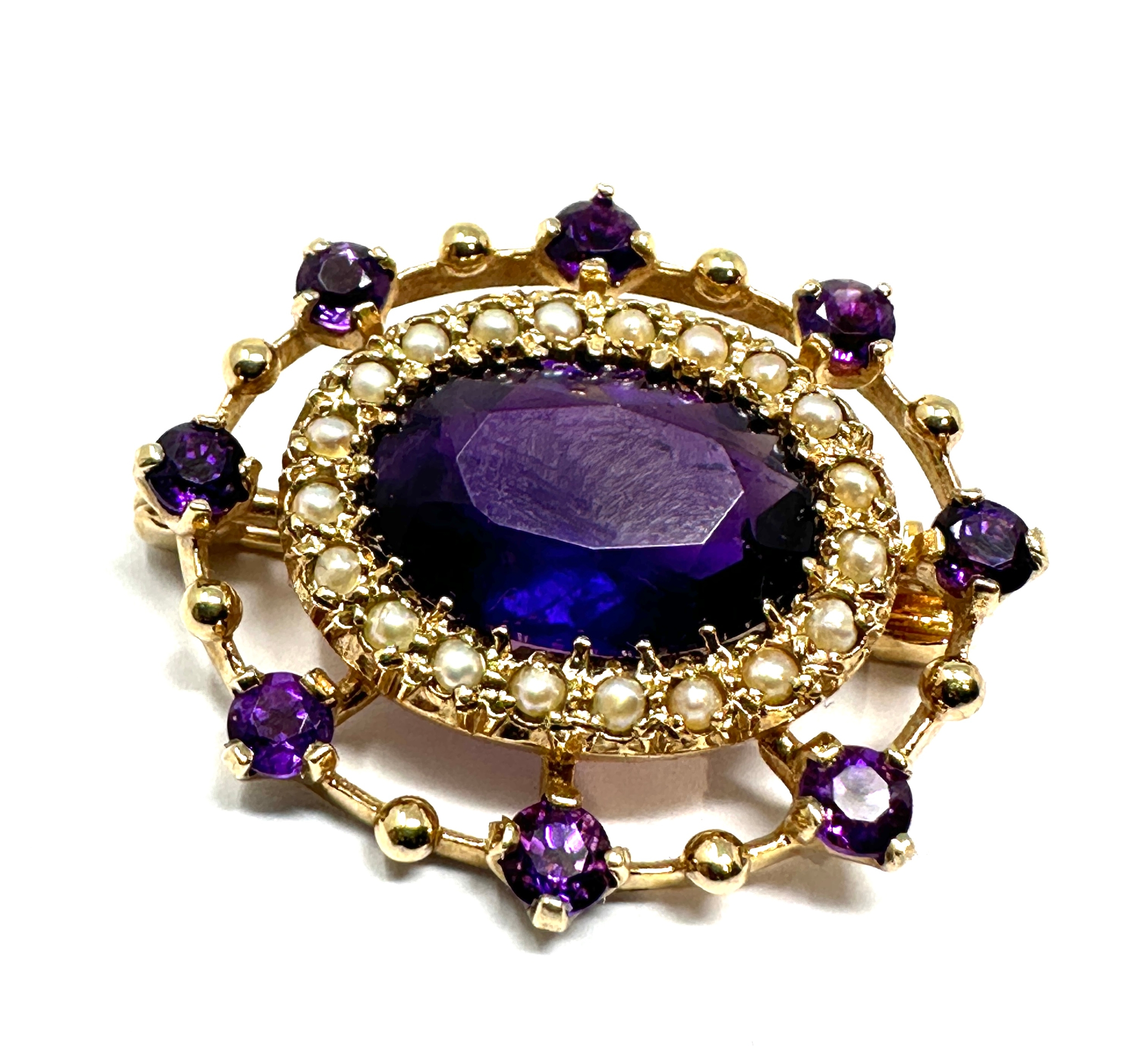 9ct gold amethyst & seed-pearl brooch measures approx 3cm by 2.5cm weight 6.1g