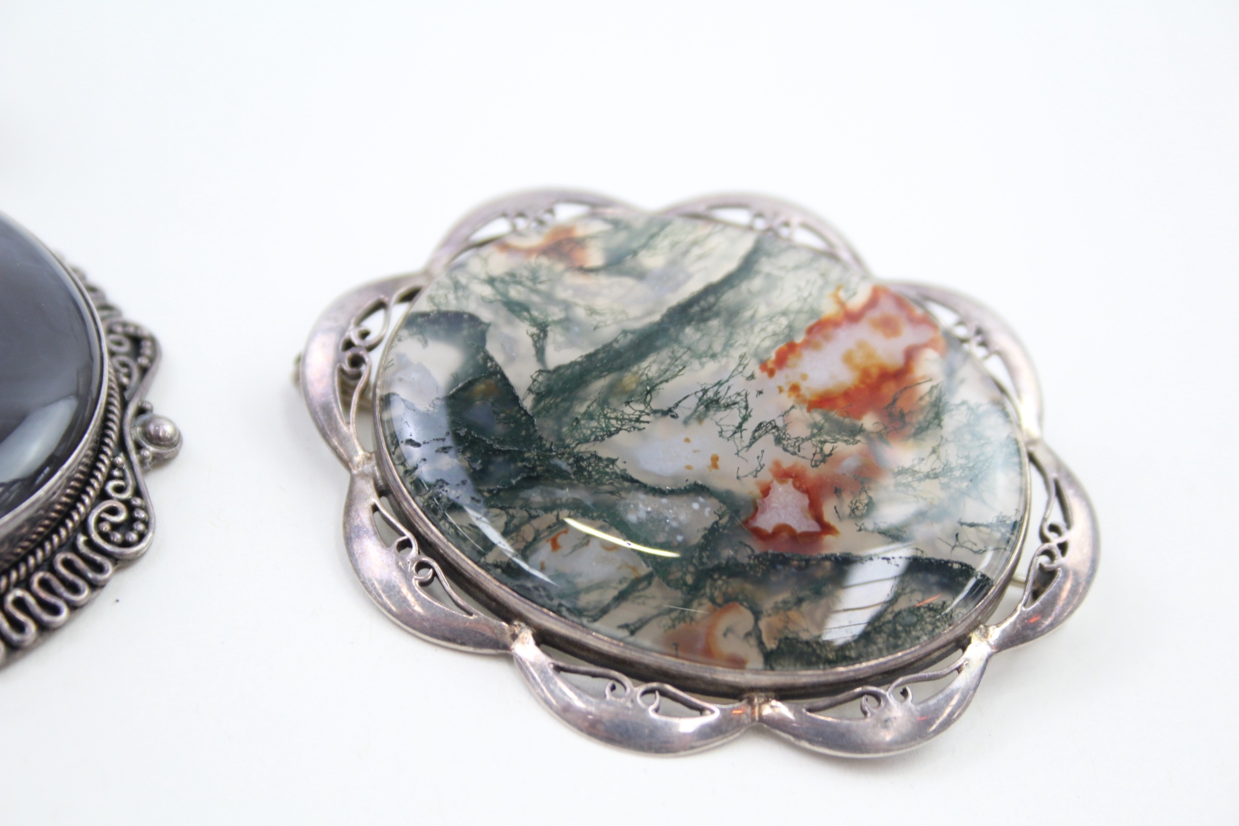 Three silver mounted agate jewellery pieces (68g) - Image 4 of 5