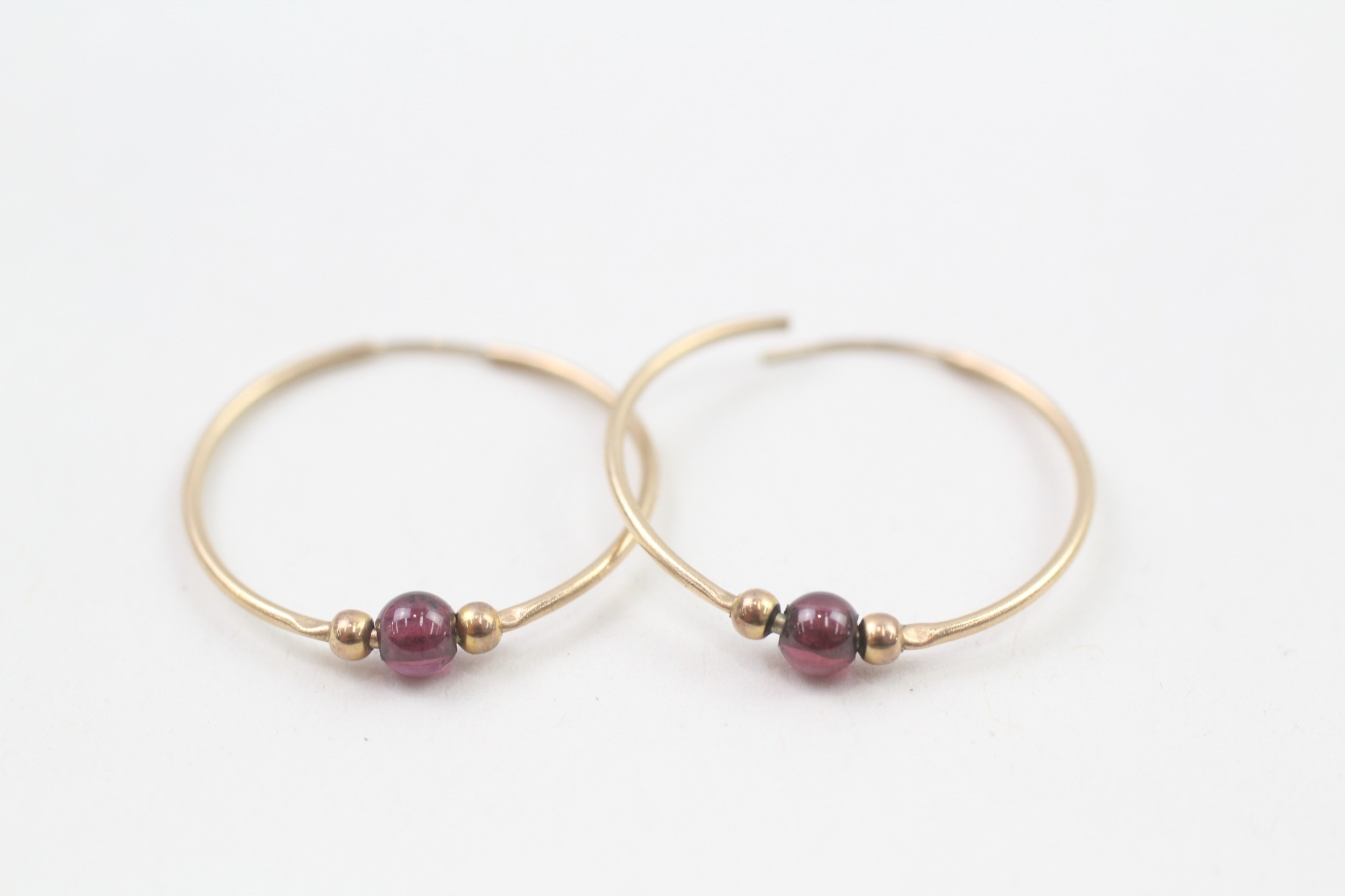 9ct gold garnet single bead round full hoop earrings (0.5g)