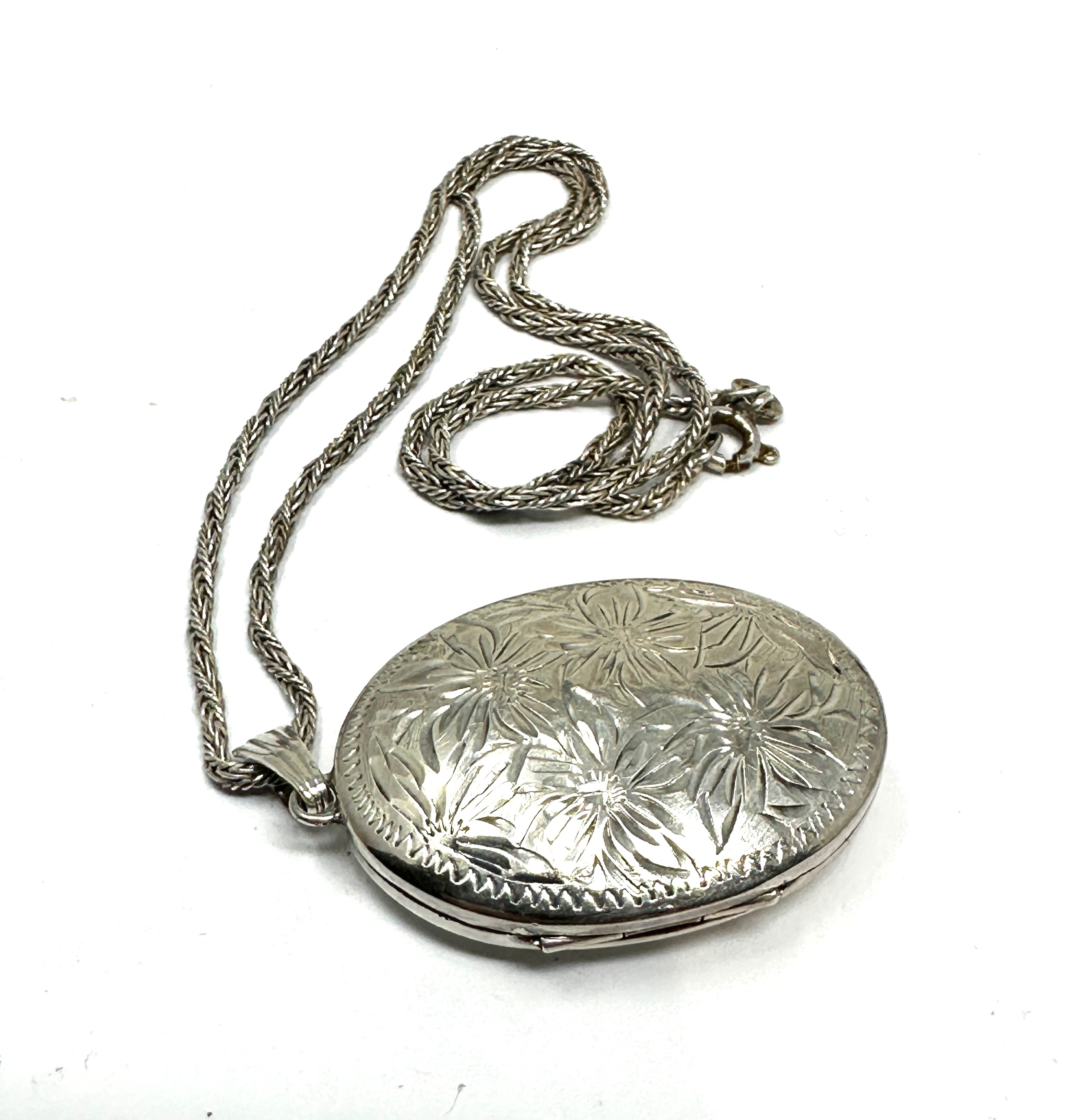 silver locket and chain weight 12g - Image 2 of 2