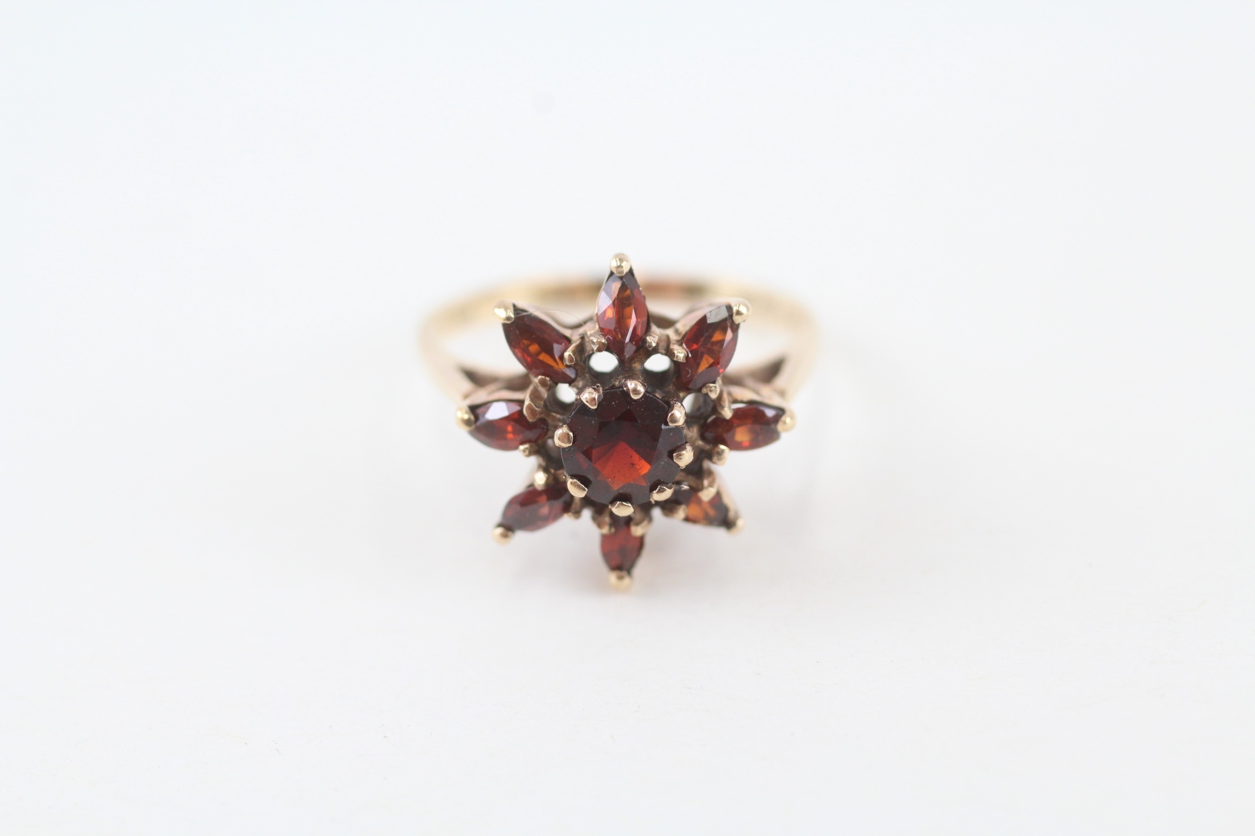 9ct gold 1970's garnet cluster ring (2.8g)