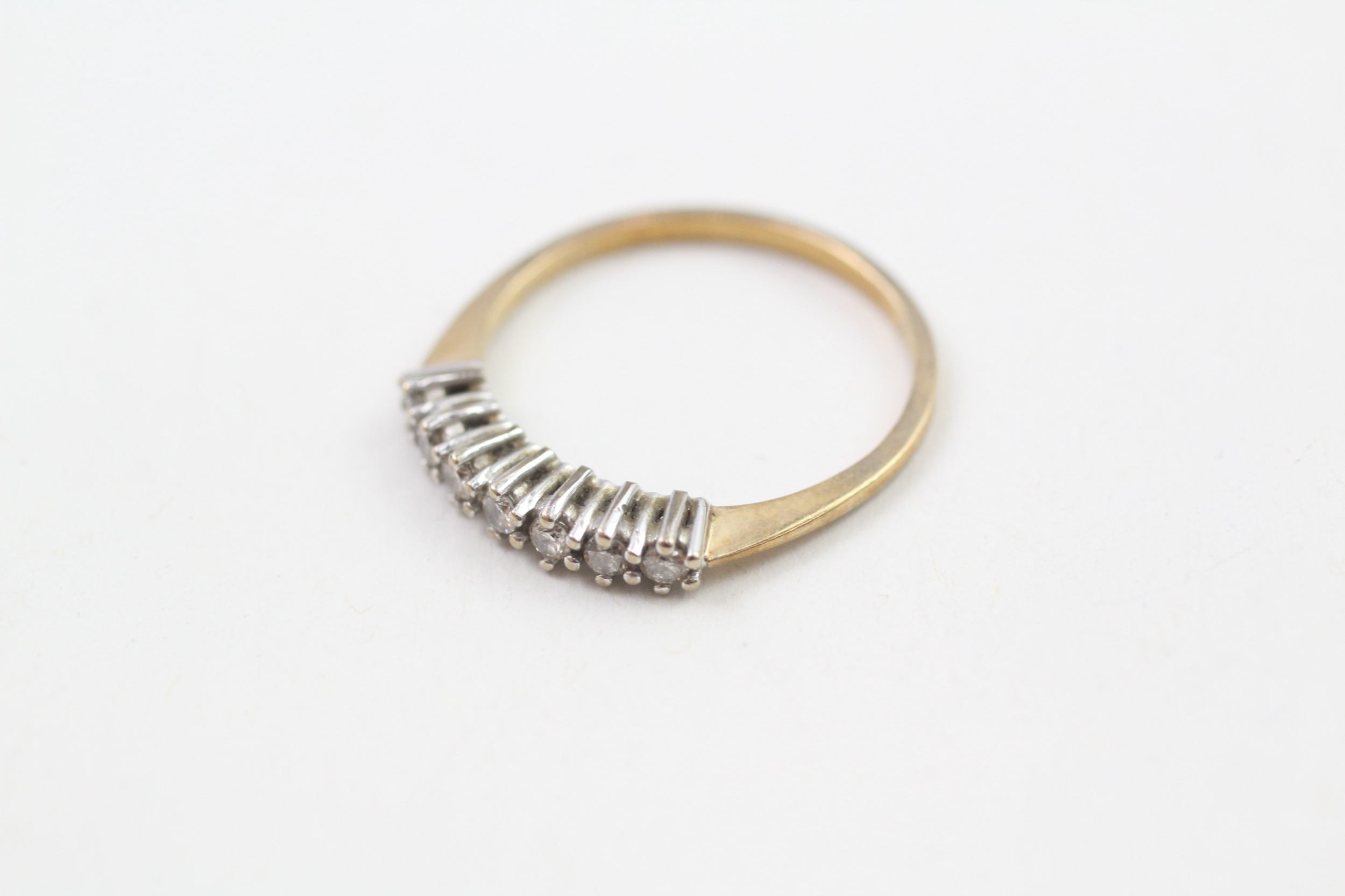 9ct gold vintage diamond half eternity ring, claw set (1.3g) - Image 3 of 4