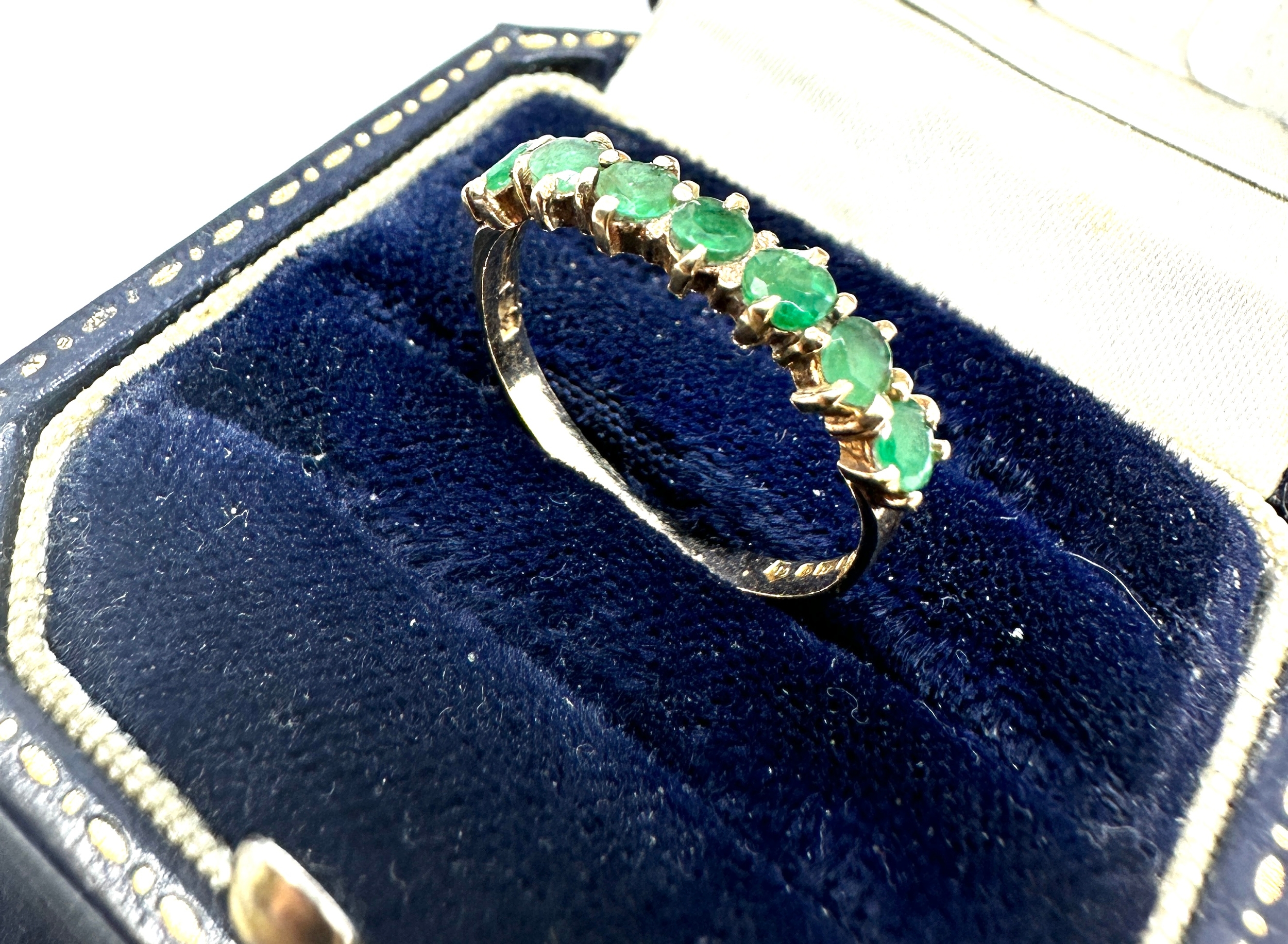 9ct gold emerald ring weight 1.3g - Image 3 of 3