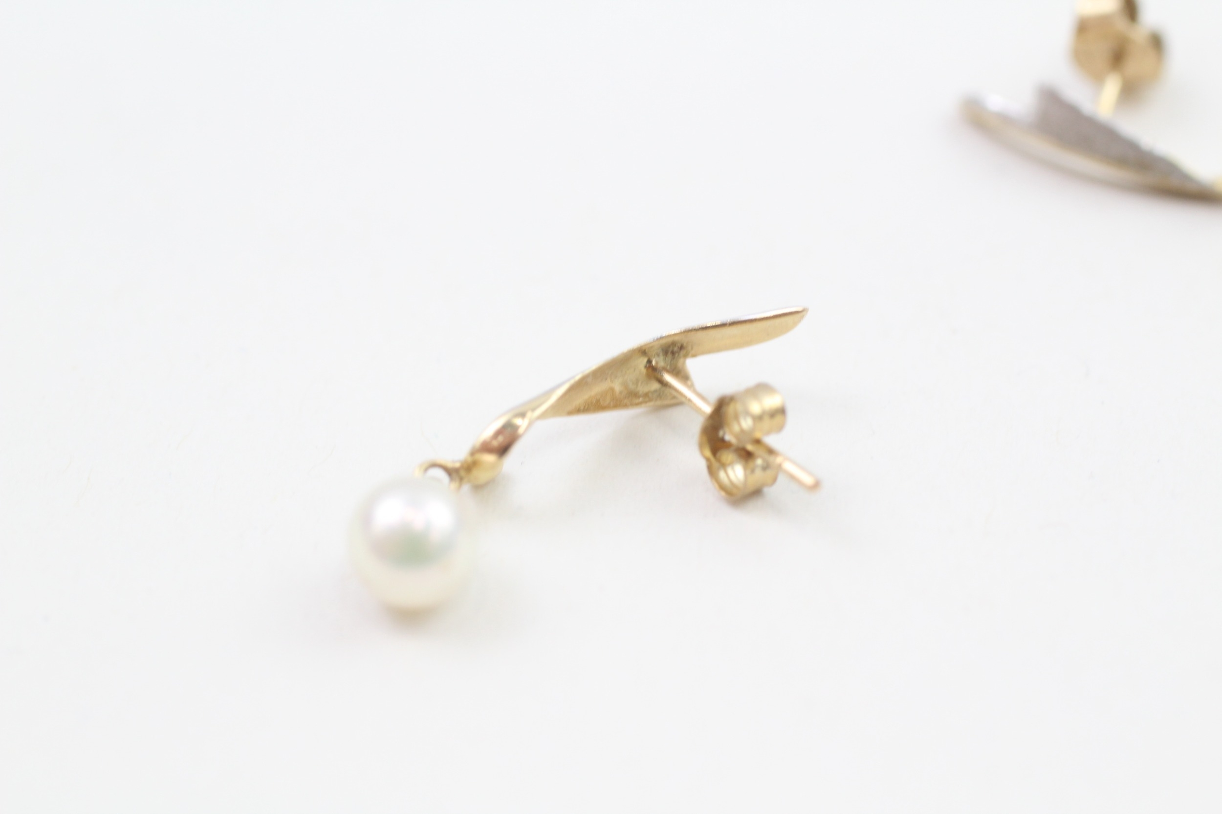 14ct gold bi-colour cultured pearl drop earrings with 9ct scroll backs (1.6g) - Image 4 of 4