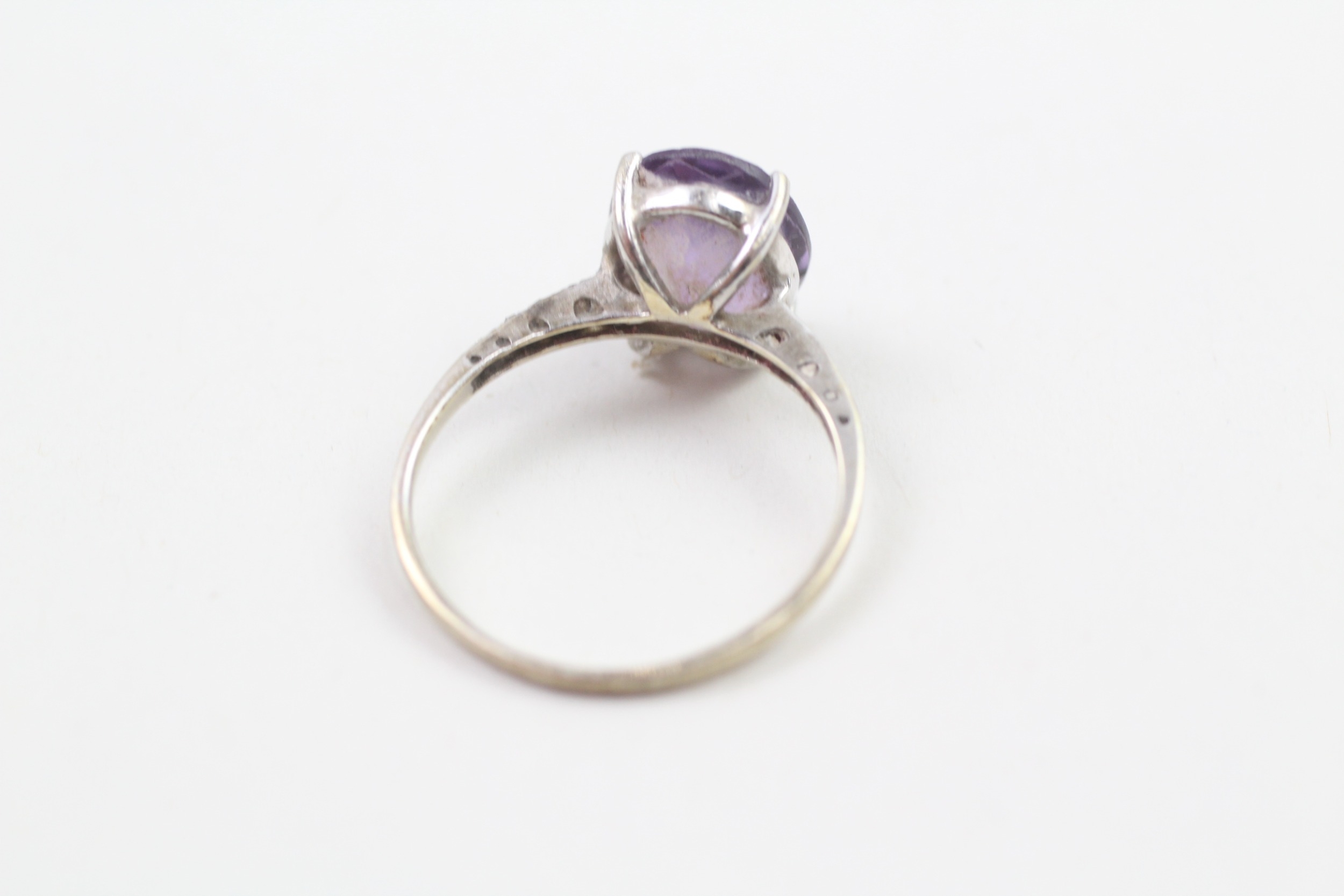 9ct white gold faceted amethyst & diamond shoulders dress ring (2.1g) - Image 3 of 5