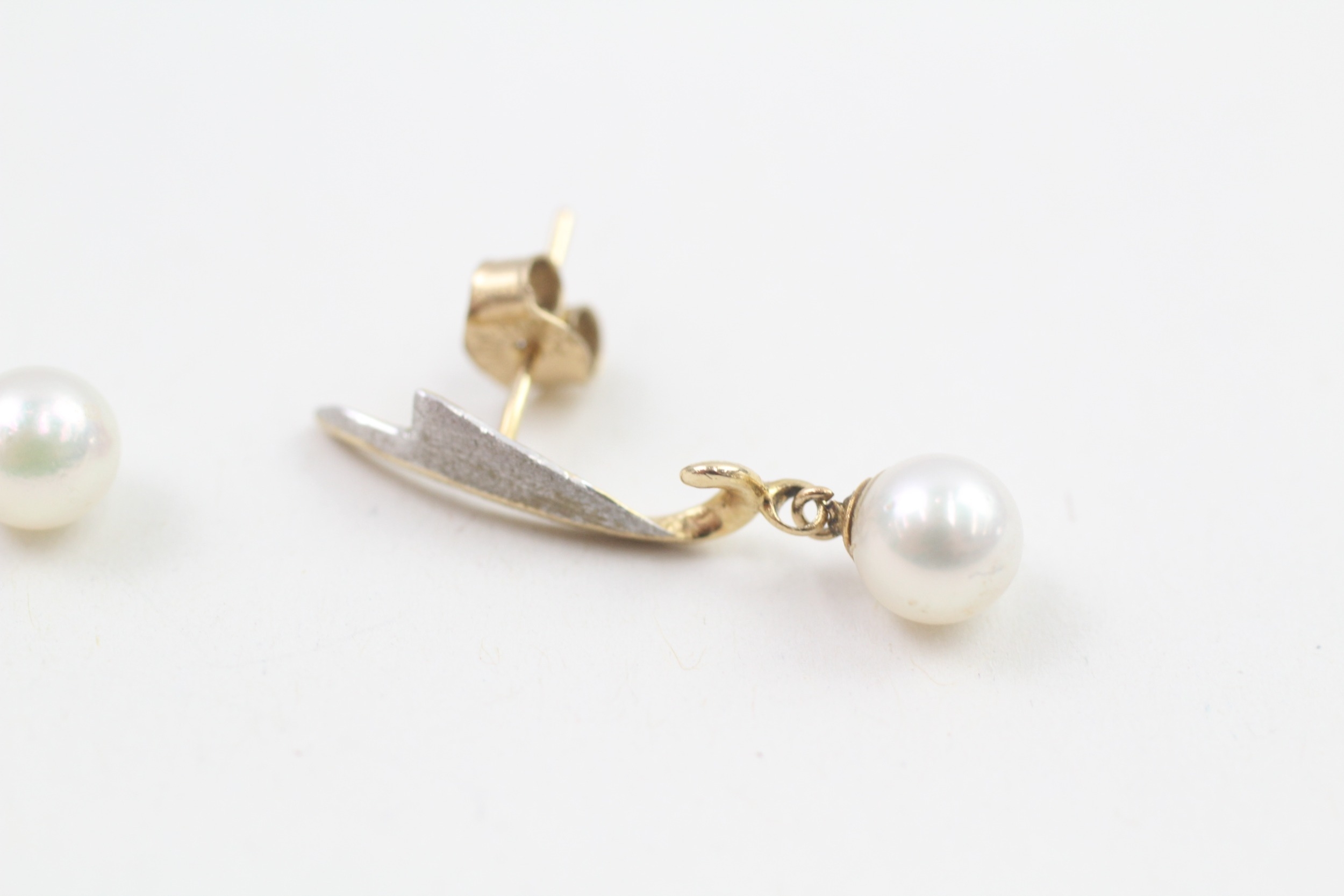 14ct gold bi-colour cultured pearl drop earrings with 9ct scroll backs (1.6g) - Image 3 of 4