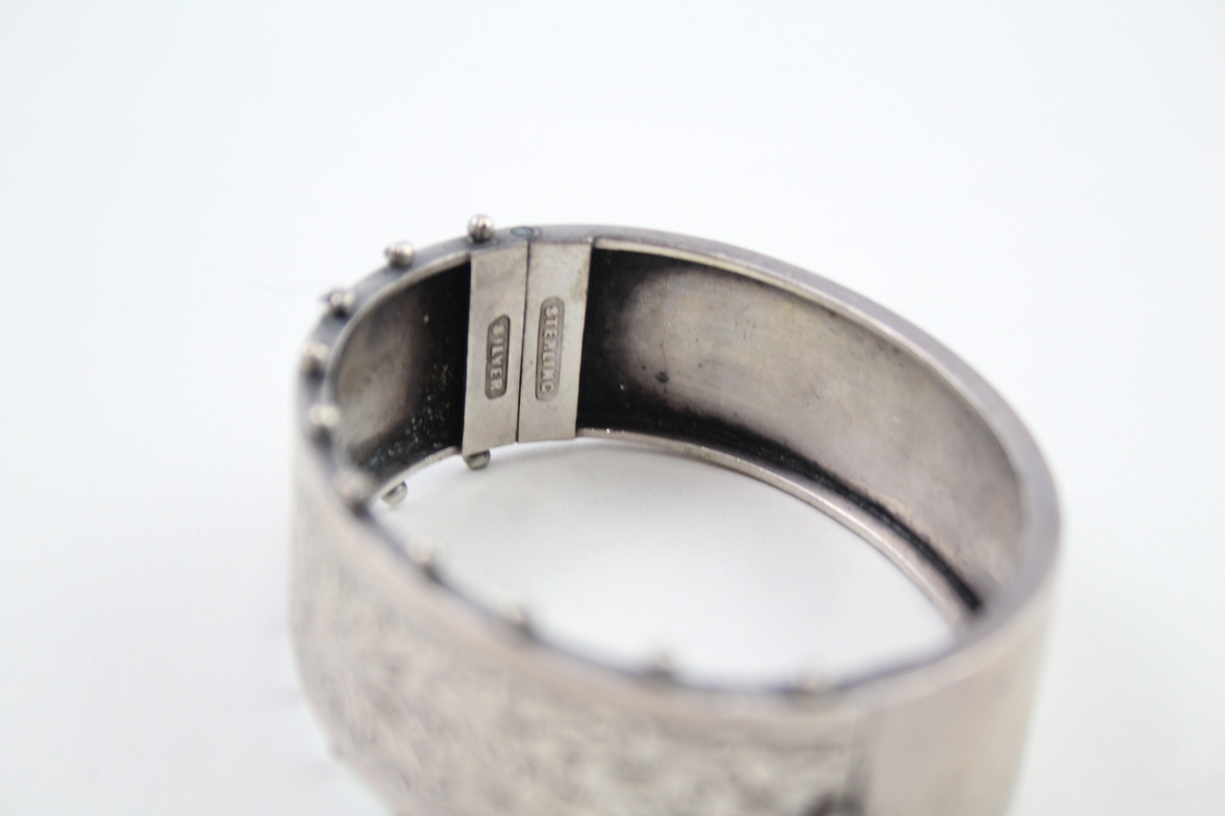 A decorative Victorian silver bangle (26g) - Image 4 of 5