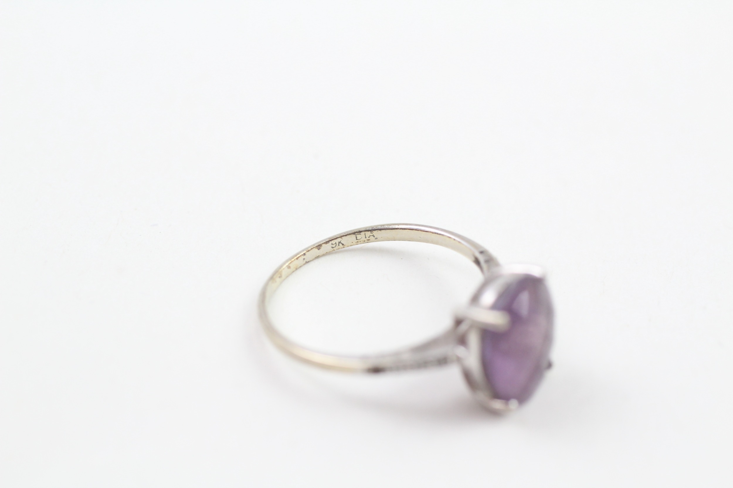 9ct white gold faceted amethyst & diamond shoulders dress ring (2.1g) - Image 5 of 5