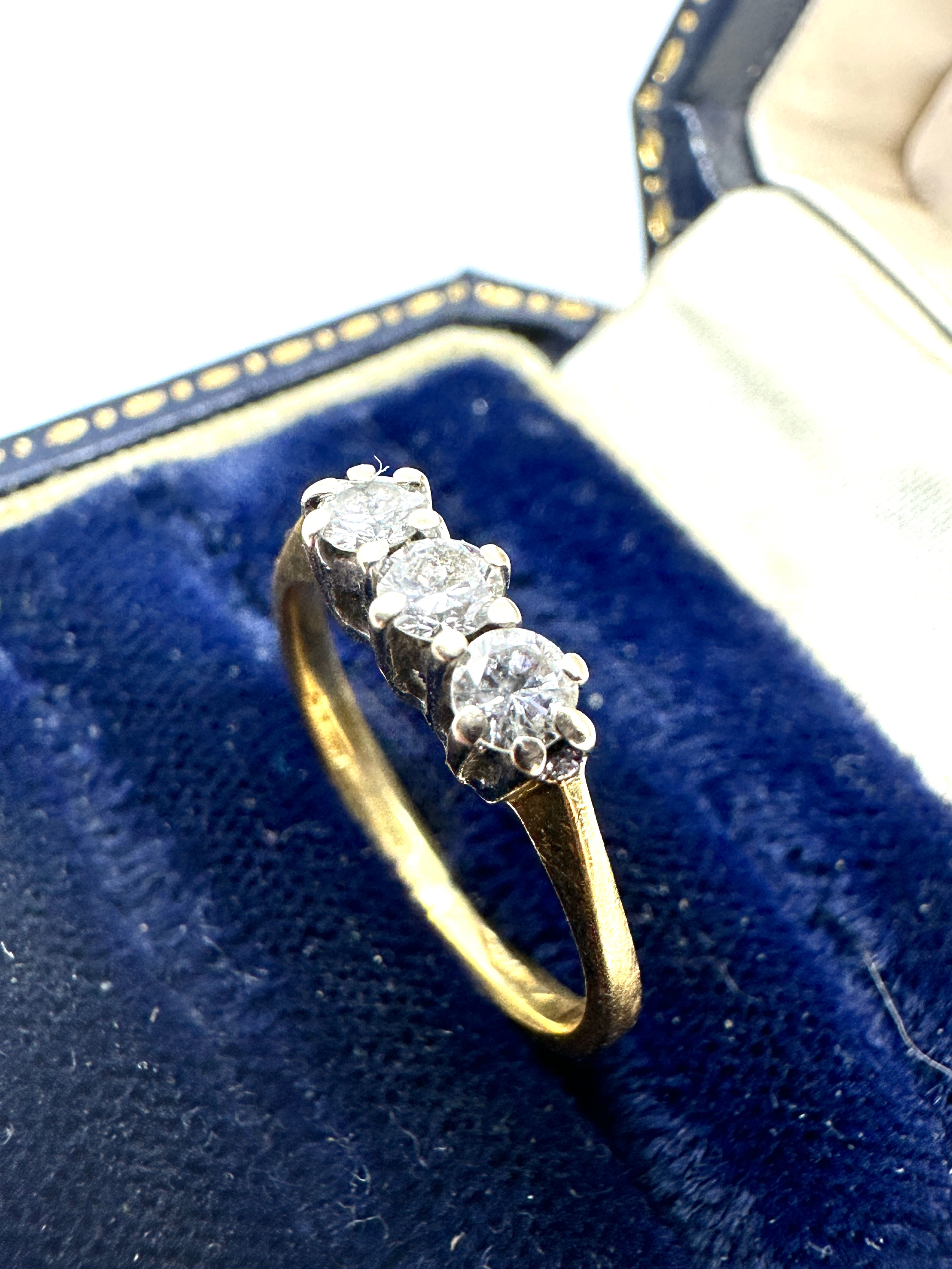 18ct gold diamond ring weight 2g - Image 2 of 4