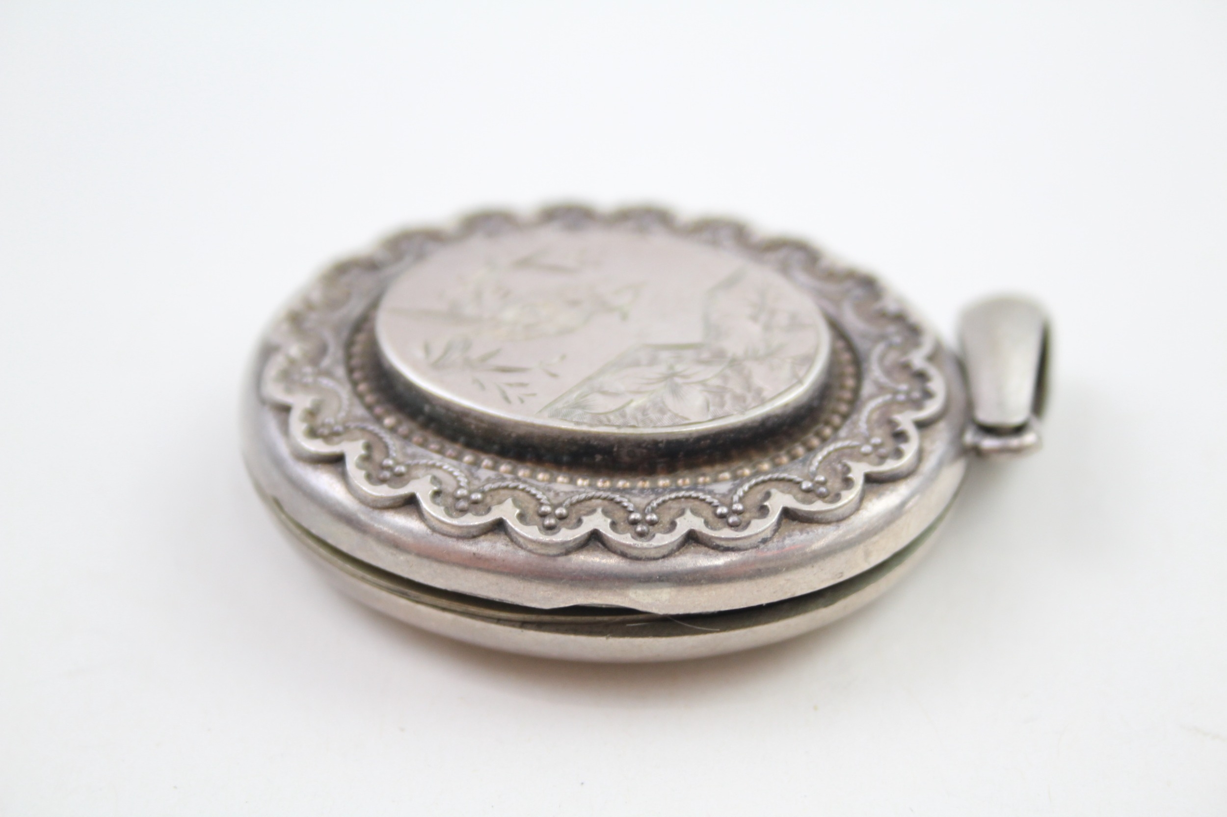 A large decorative Victorian silver locket (18g) - Image 6 of 6