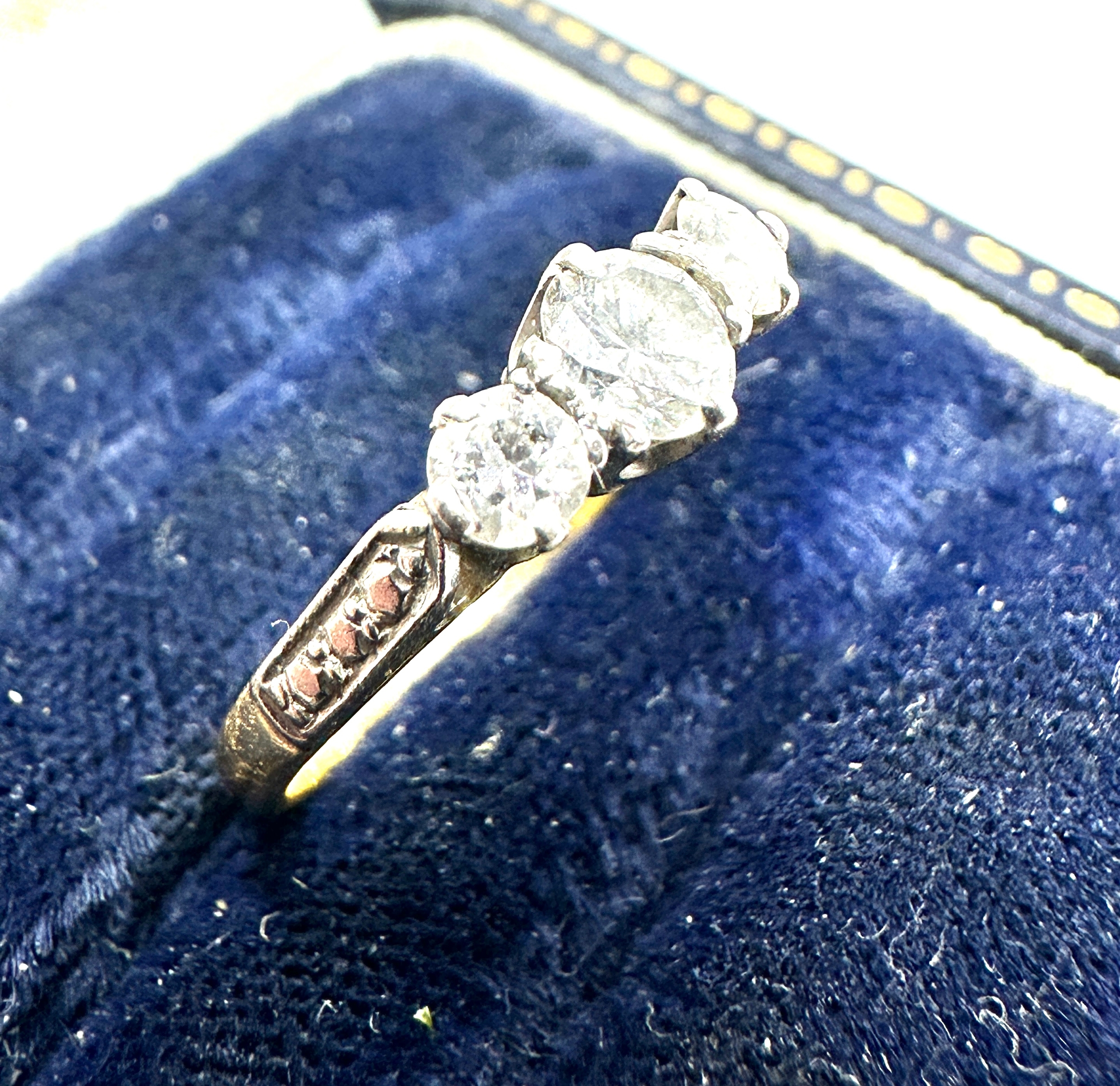 18ct gold 3 stone diamond ring with diamond shoulders weight 1.6g - Image 2 of 4