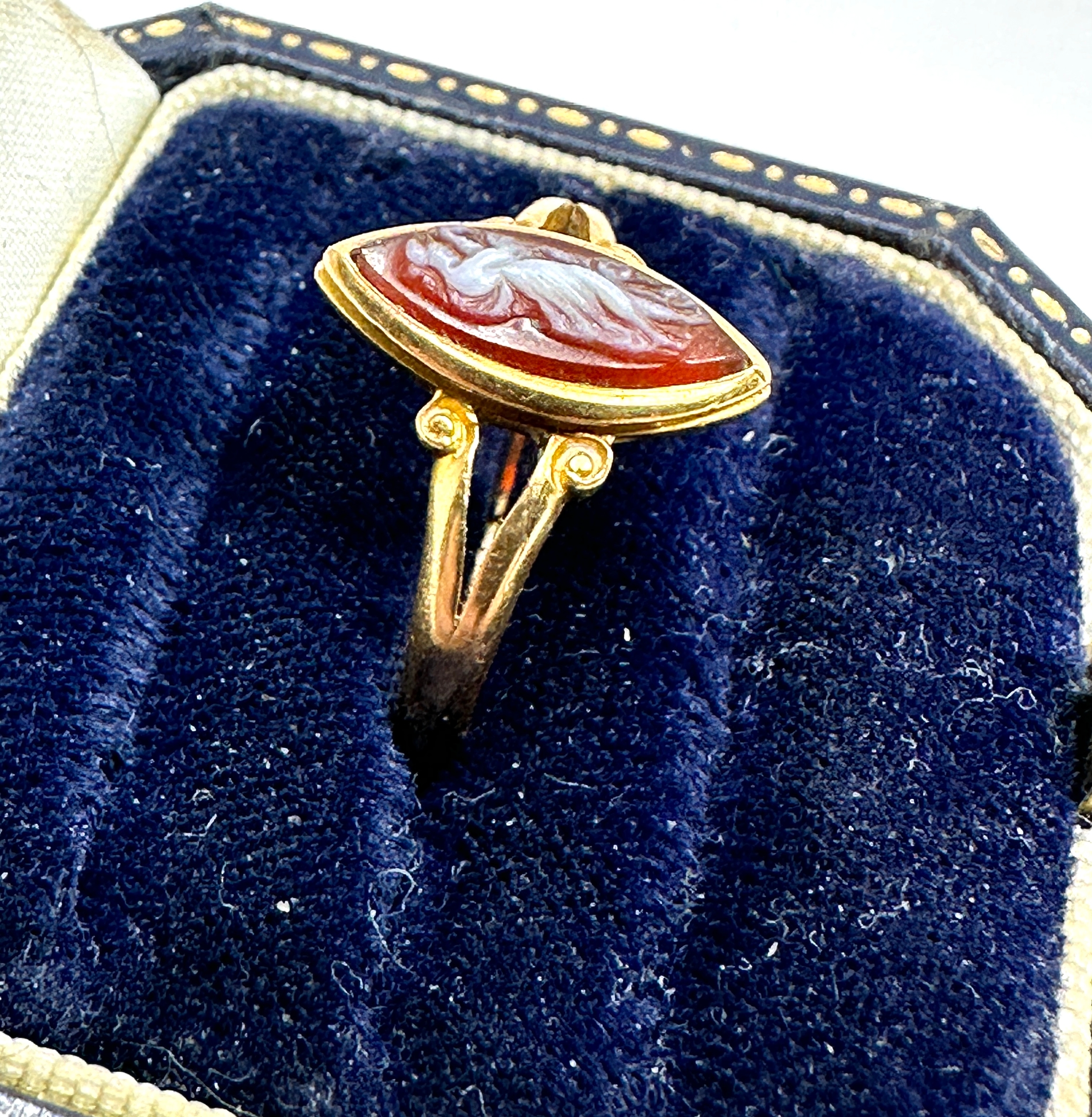 Victorian 18ct gold hard stone cameo ring weight 3.2g - Image 2 of 4