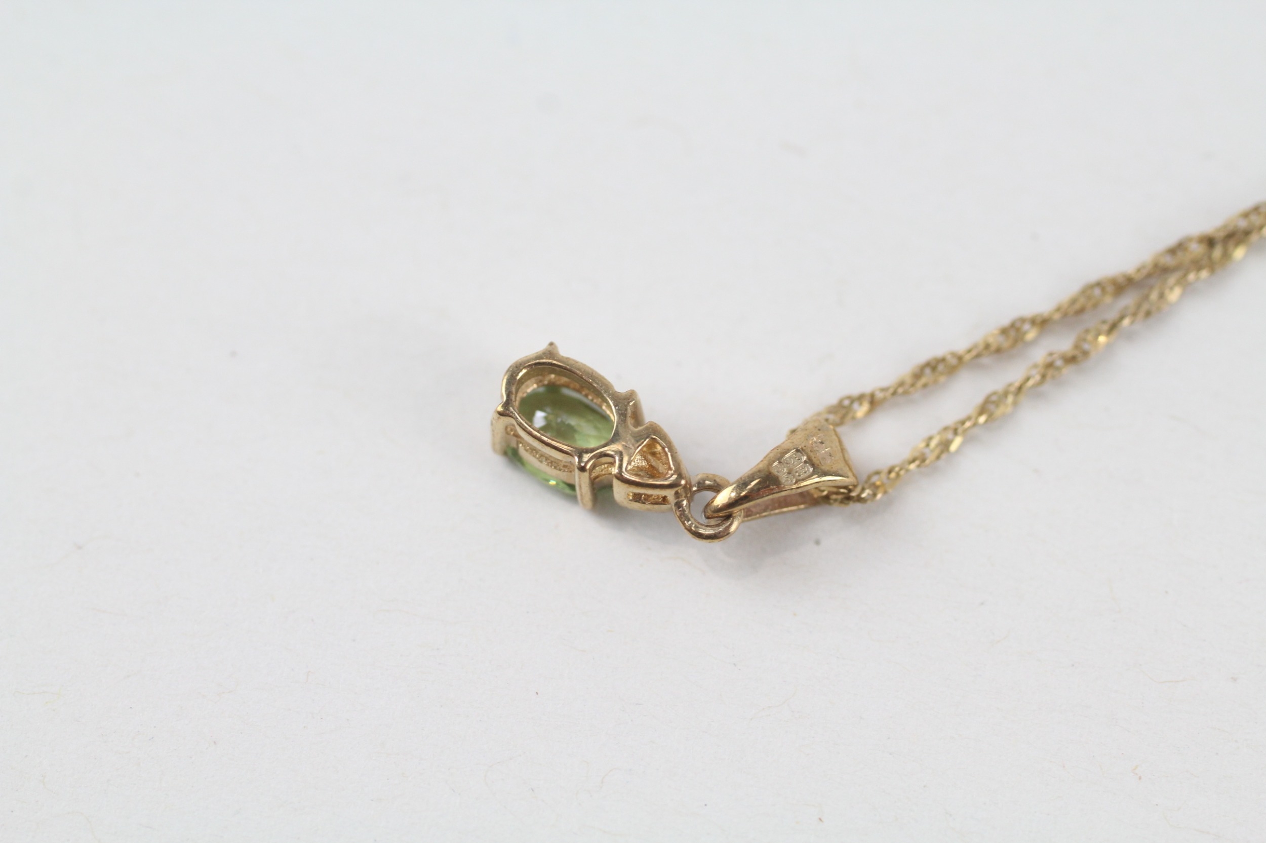 9ct gold green peridot pate & diamond pendant necklace (1.5g) - Image 4 of 4