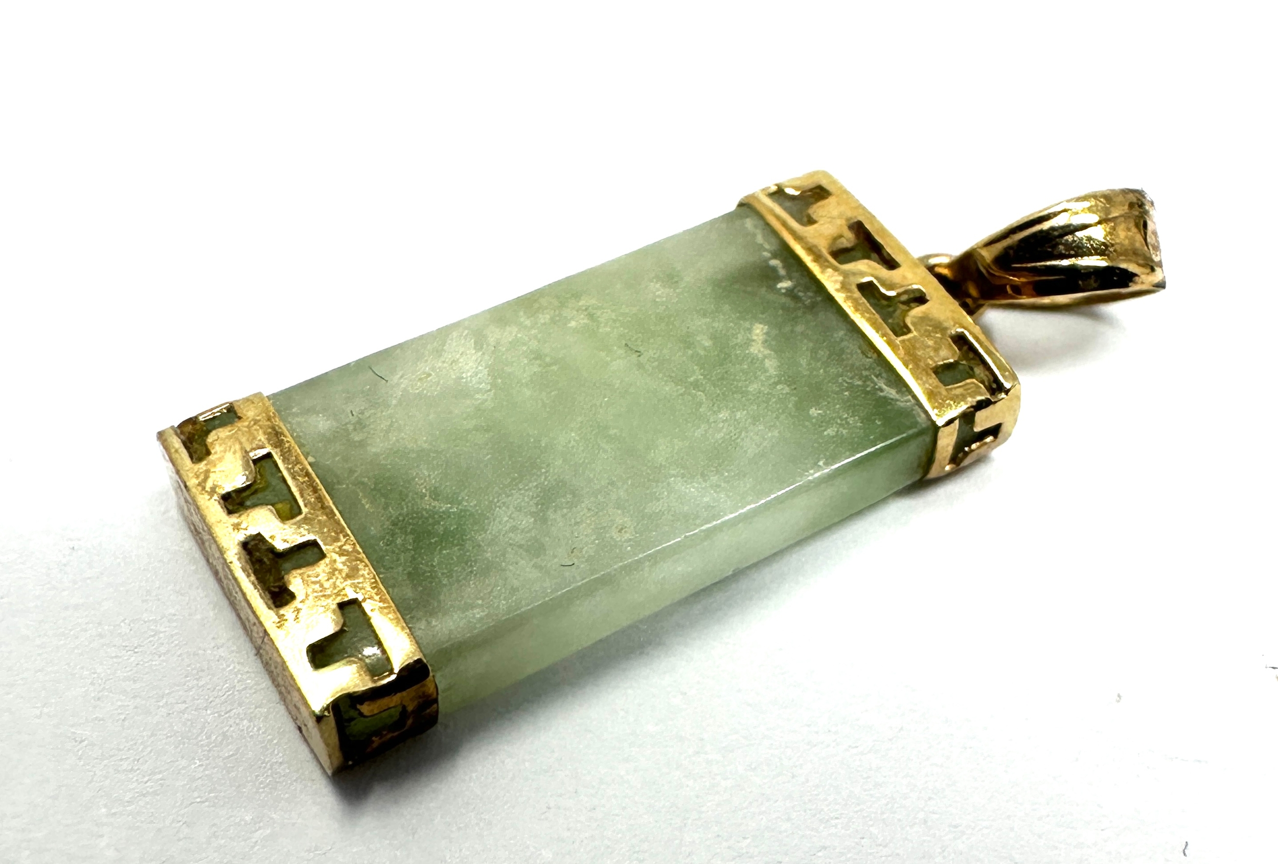 9ct gold jade pendant measures approx 2.2cm drop by 1cm wide weight 1.8g - Image 3 of 3