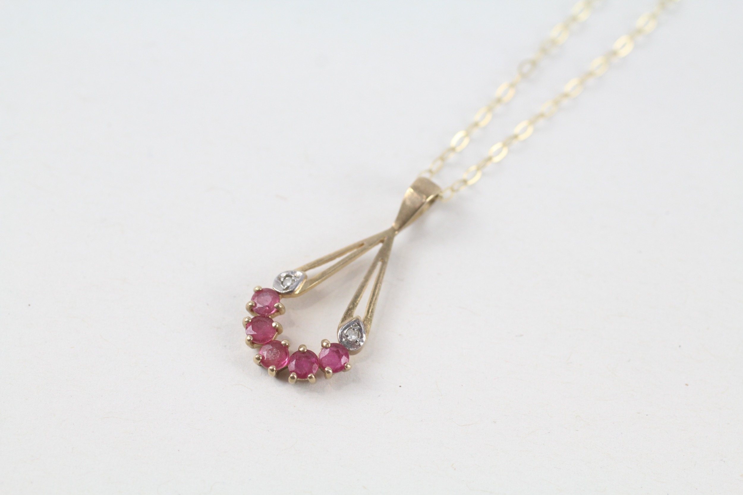 9ct gold 1980's ruby & diamond pendant necklace (1.1g)