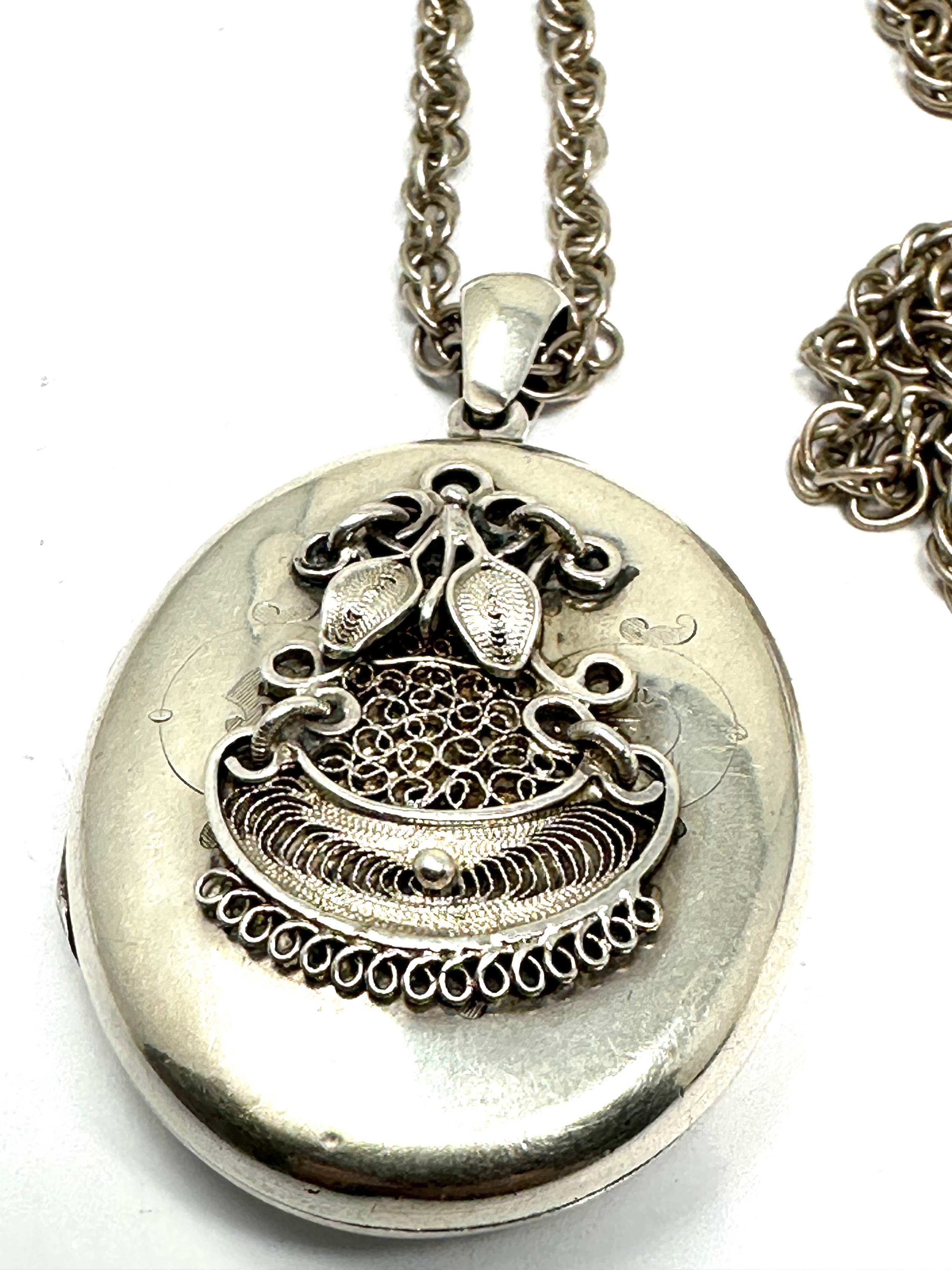 Large Vintage silver locket and chain weight 35g - Image 2 of 3