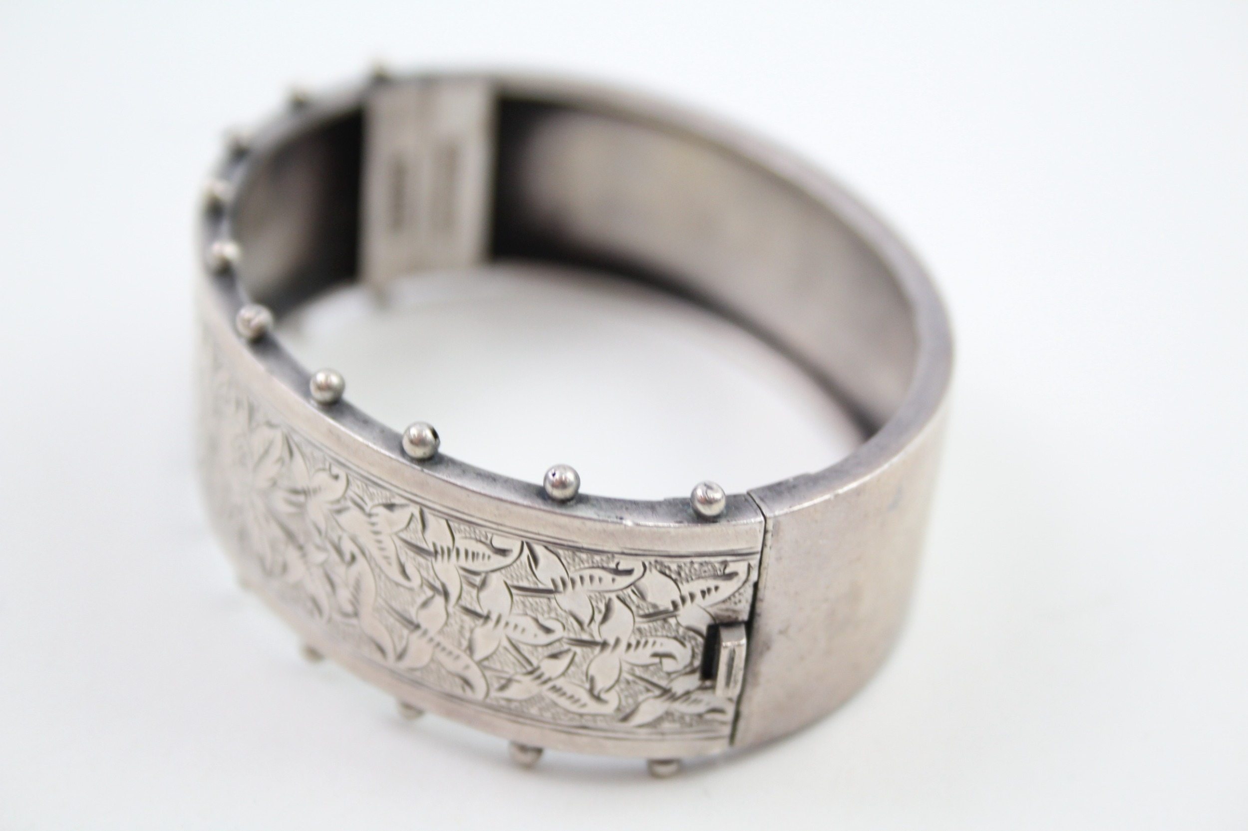 A decorative Victorian silver bangle (26g) - Image 3 of 5