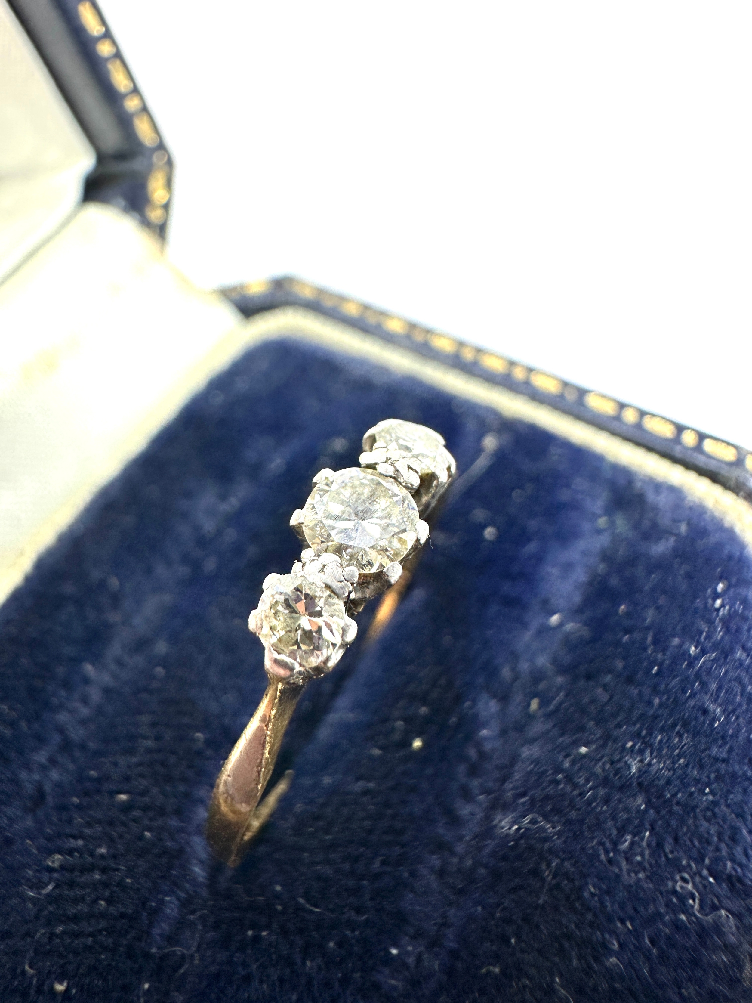 Antique 18ct gold 3 stone diamond ring weight 1.4g - Image 2 of 4