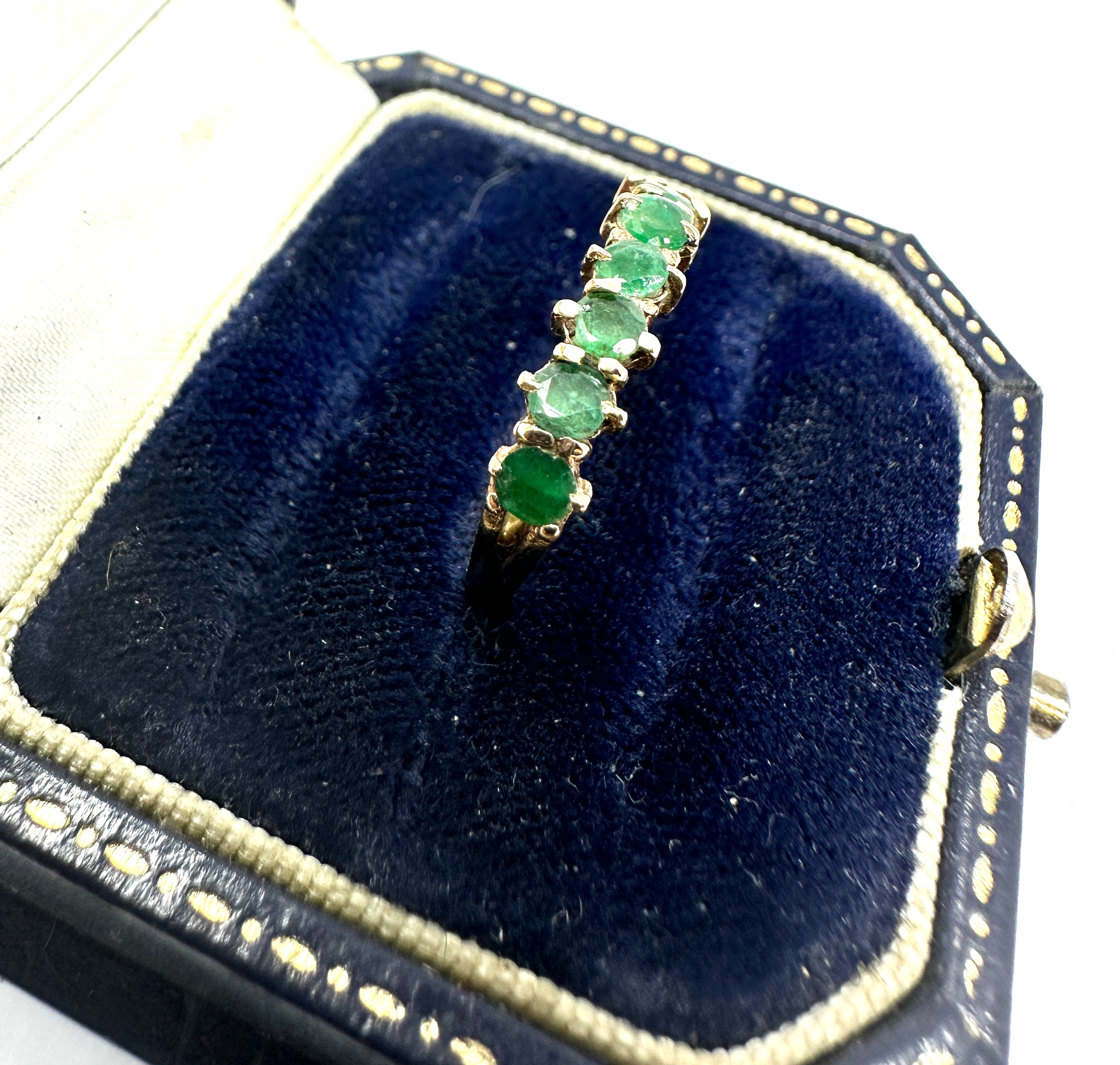 9ct gold emerald ring weight 1.3g - Image 2 of 3