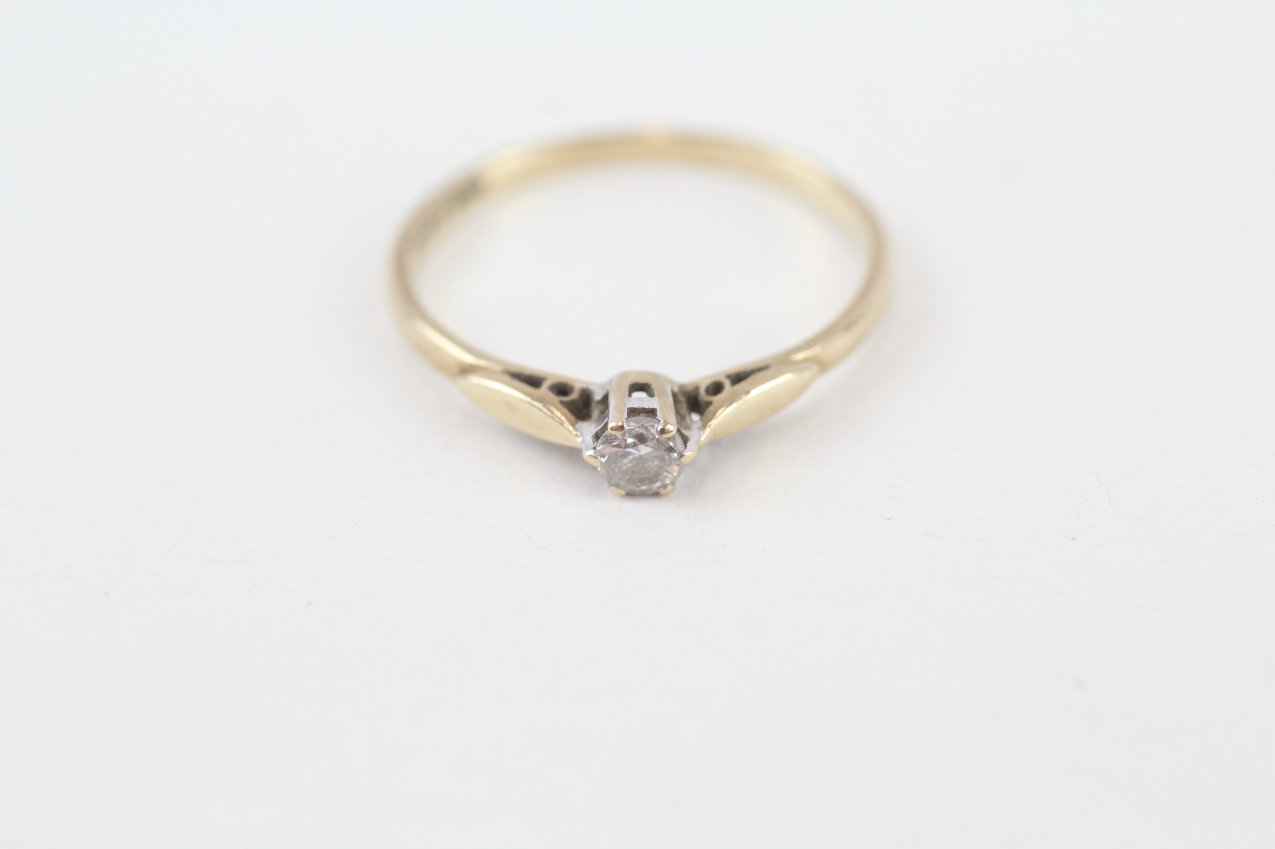 9ct gold vintage round brilliant cut diamond solitaire ring (1.1g)