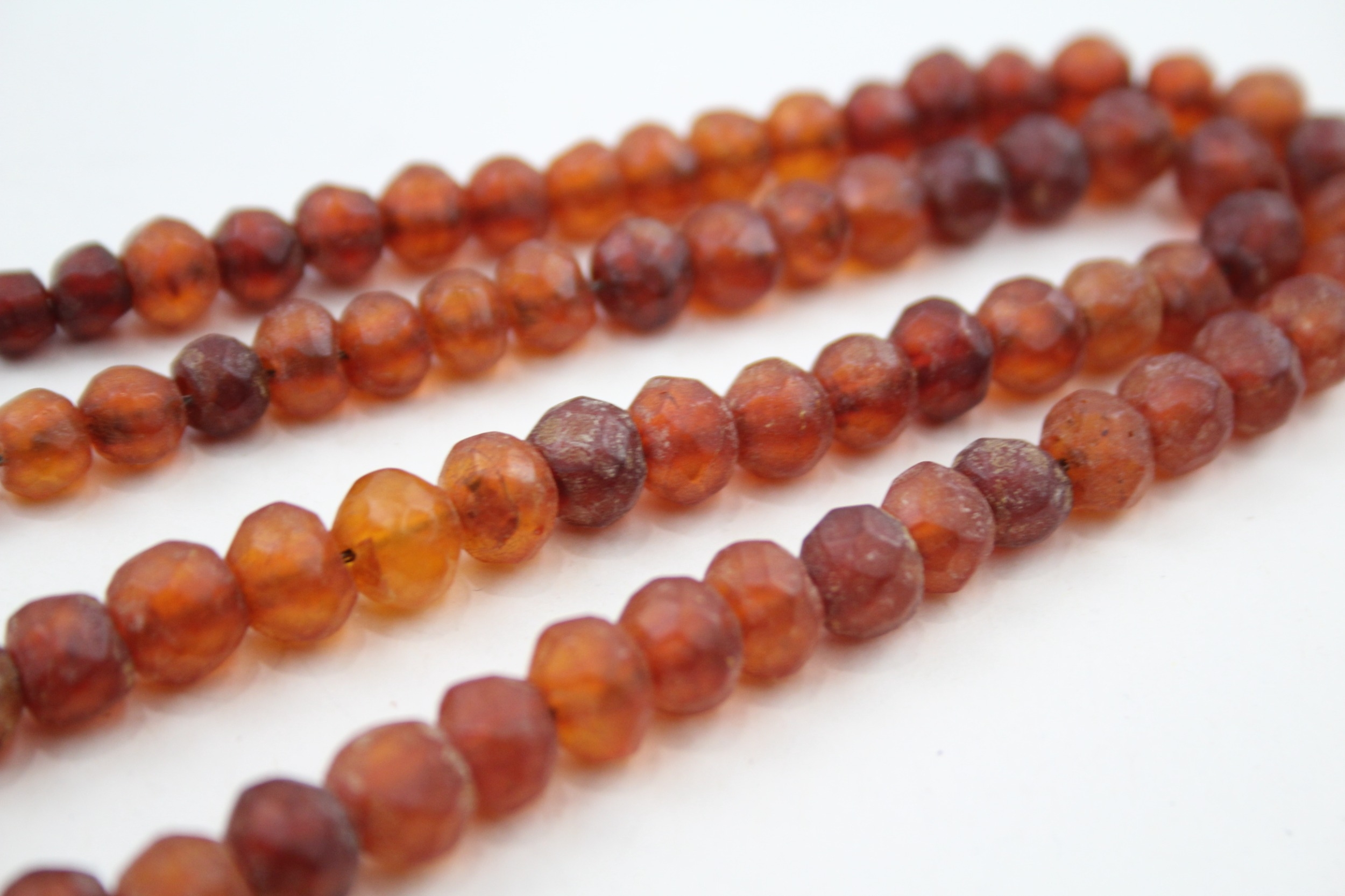 An antique faceted amber bead necklace (16g) - Image 4 of 5