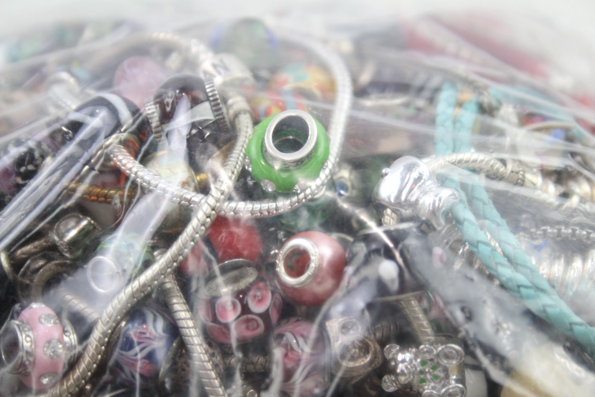 1.5kg Assorted fashion bracelets and charms - Image 4 of 6