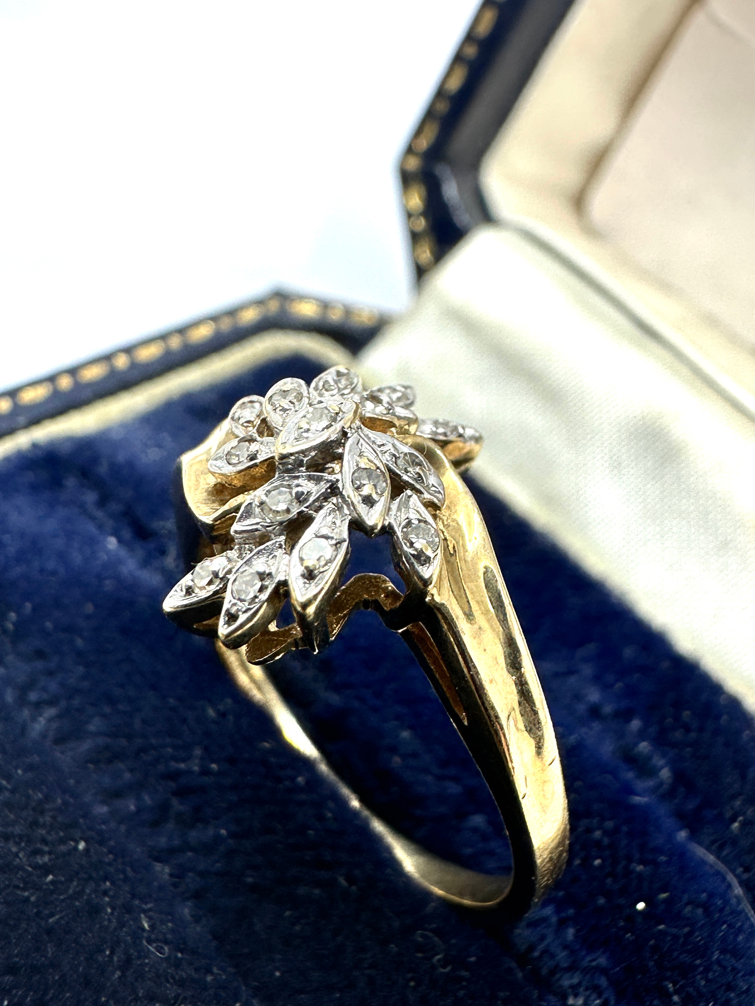 9ct gold diamond ring weight 2.2g - Image 3 of 4