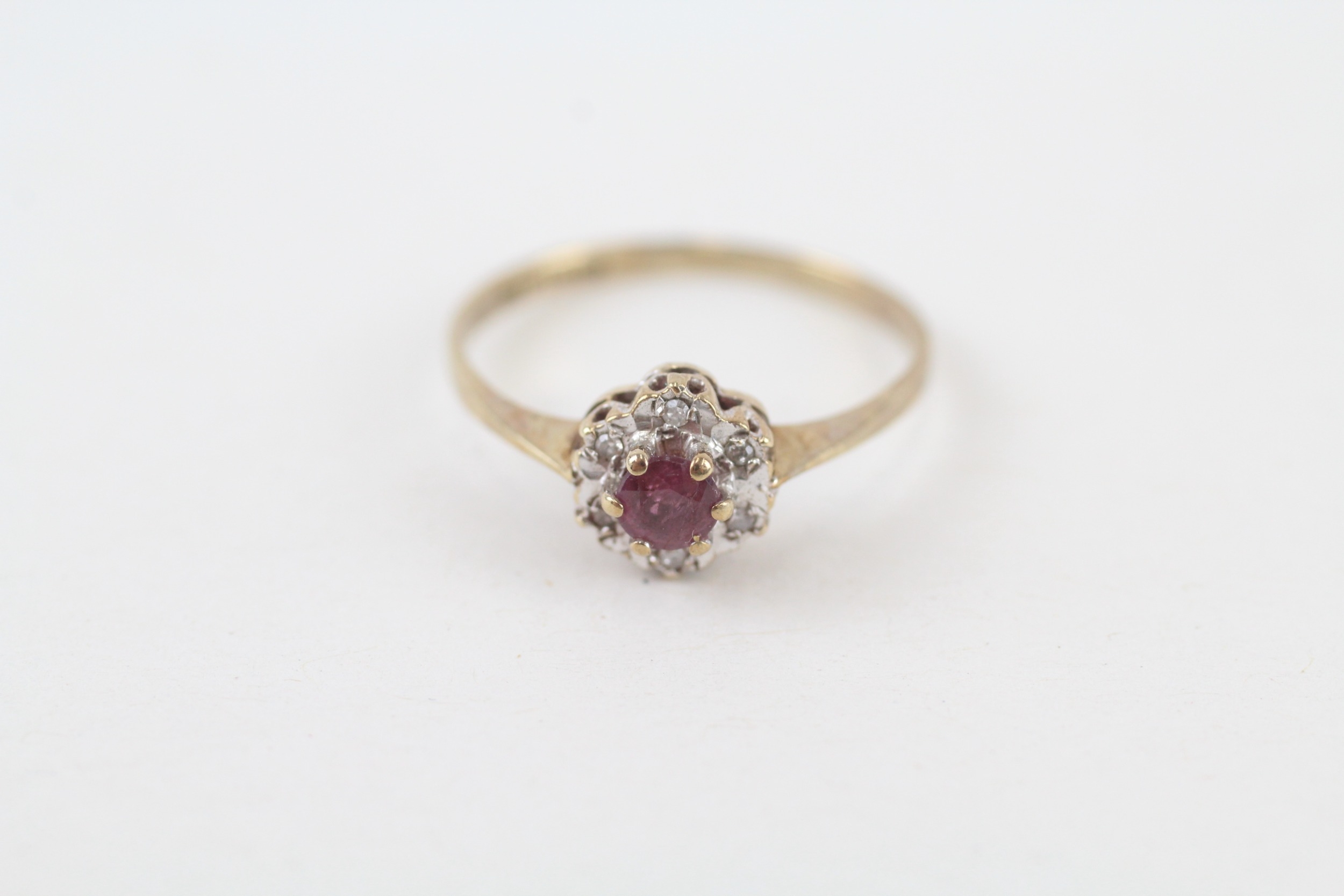 9ct gold vintage ruby & diamond cluster ring (1.1g)