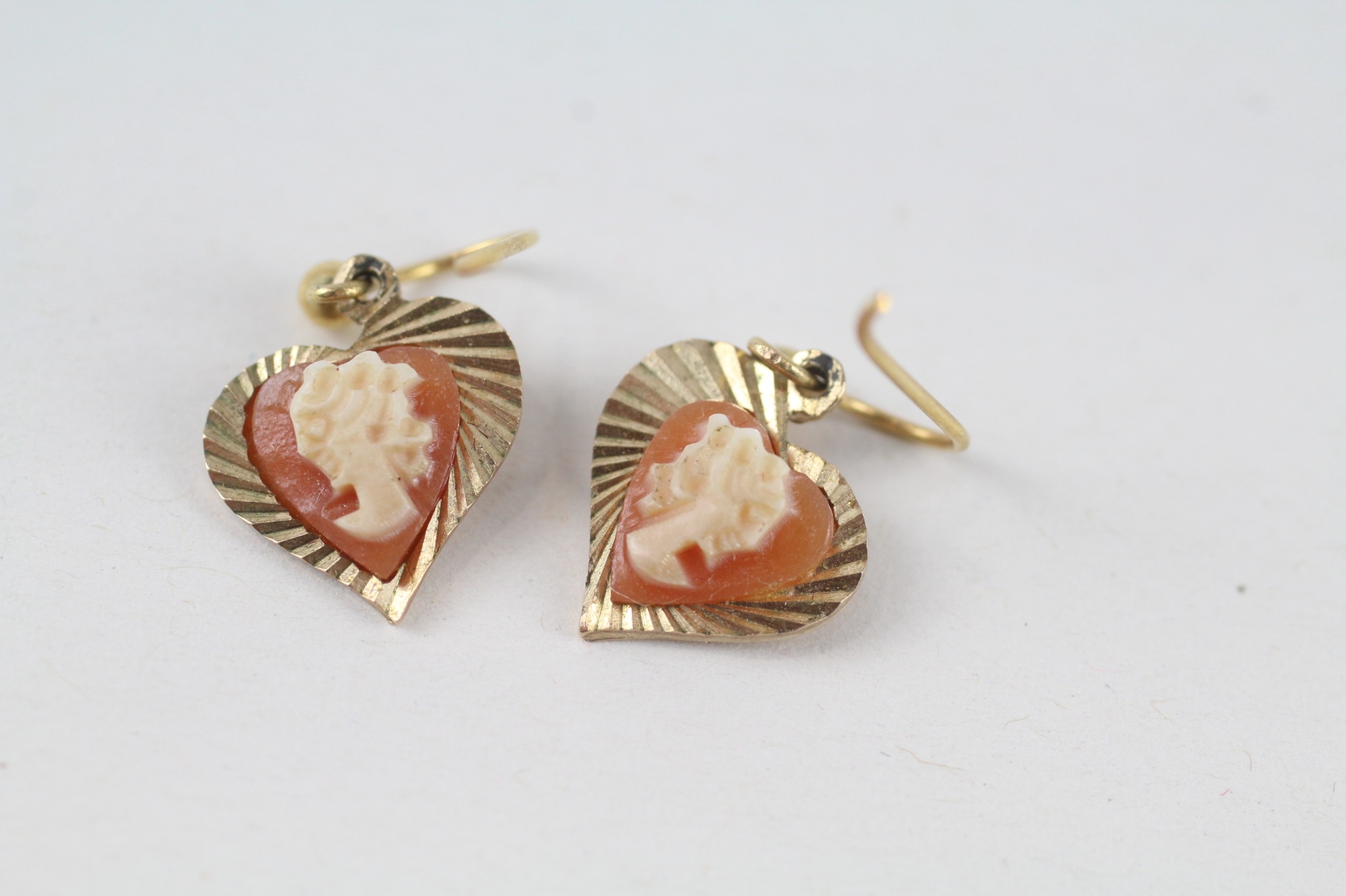 9ct gold female portrait shell cameo heart shaped drop earrings (1.5g) - Image 3 of 4