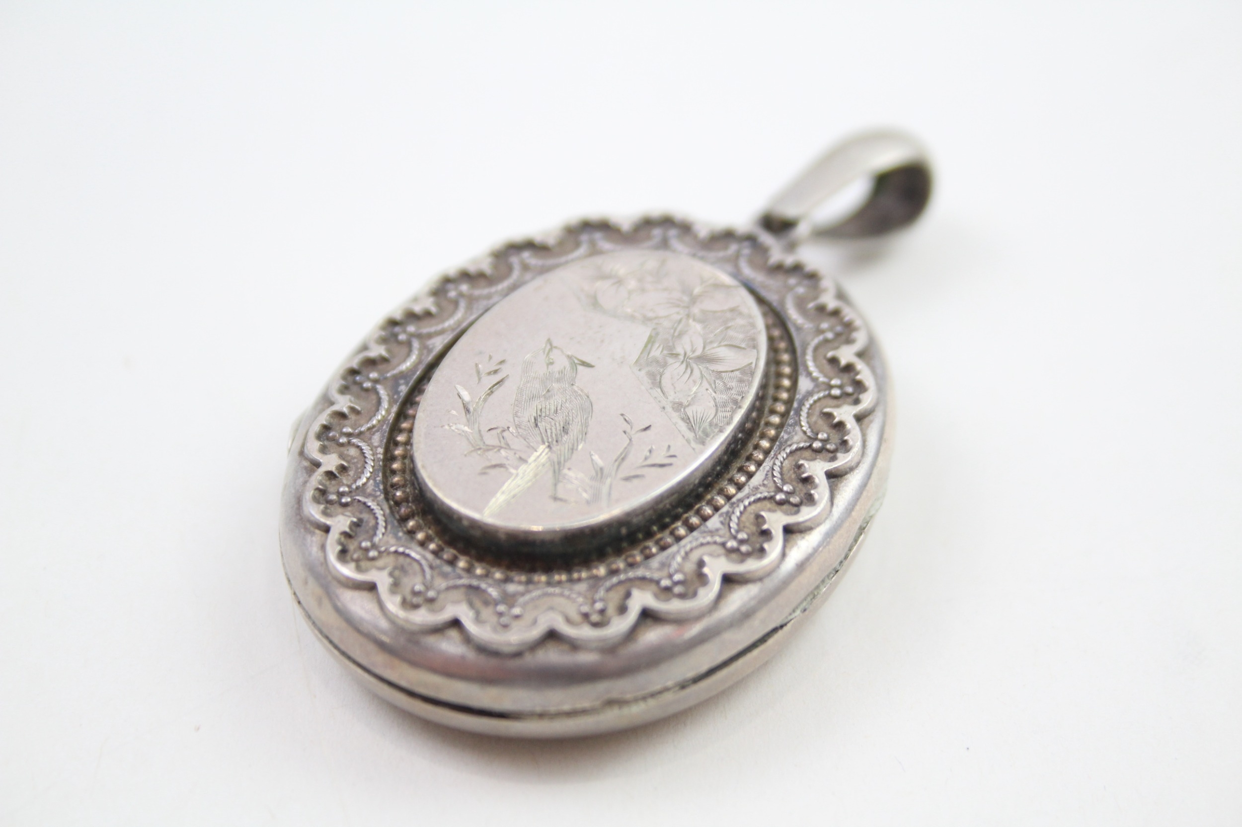 A large decorative Victorian silver locket (18g)