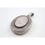A large decorative Victorian silver locket (18g)